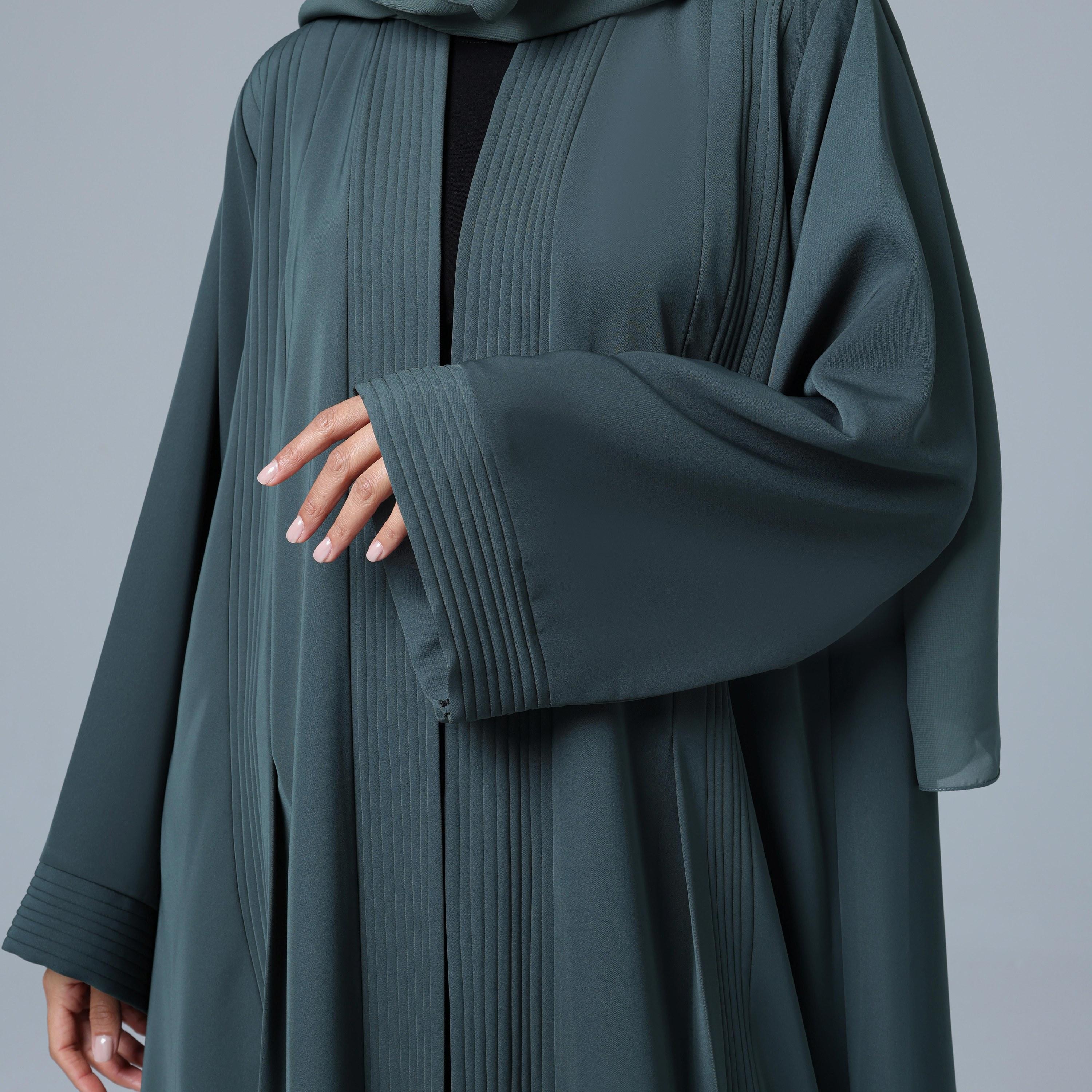 عباءة نسائية باللون الأزرق المائل للأخضر بأكمام واسعة مع طيات بدبوس مع حجاب من إككسا.-women-arabicclothing-abayas-image-2
