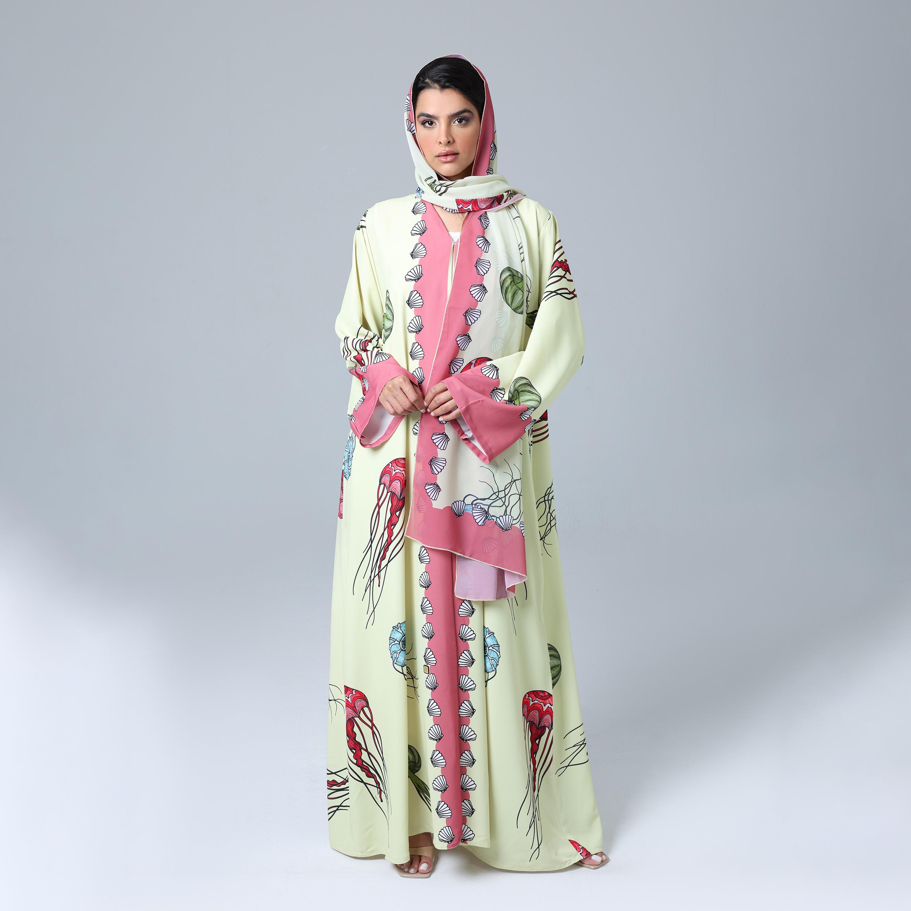 عباءة نسائية باللون الأصفر بأكمام واسعة وطبعة ملونة مع حجاب من إككسا.-women-arabicclothing-abayas-image-1
