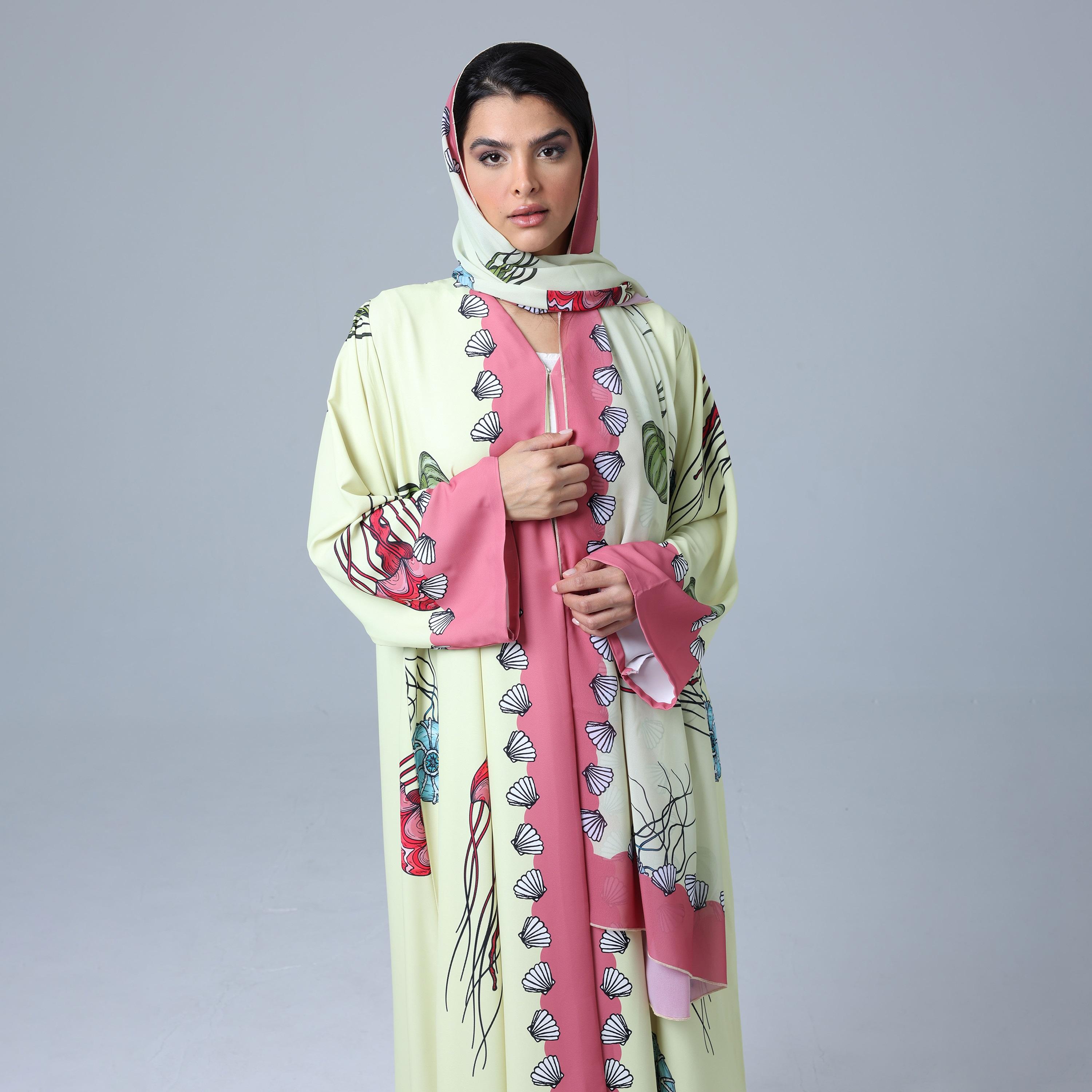 عباءة نسائية باللون الأصفر بأكمام واسعة وطبعة ملونة مع حجاب من إككسا.-women-arabicclothing-abayas-image-2