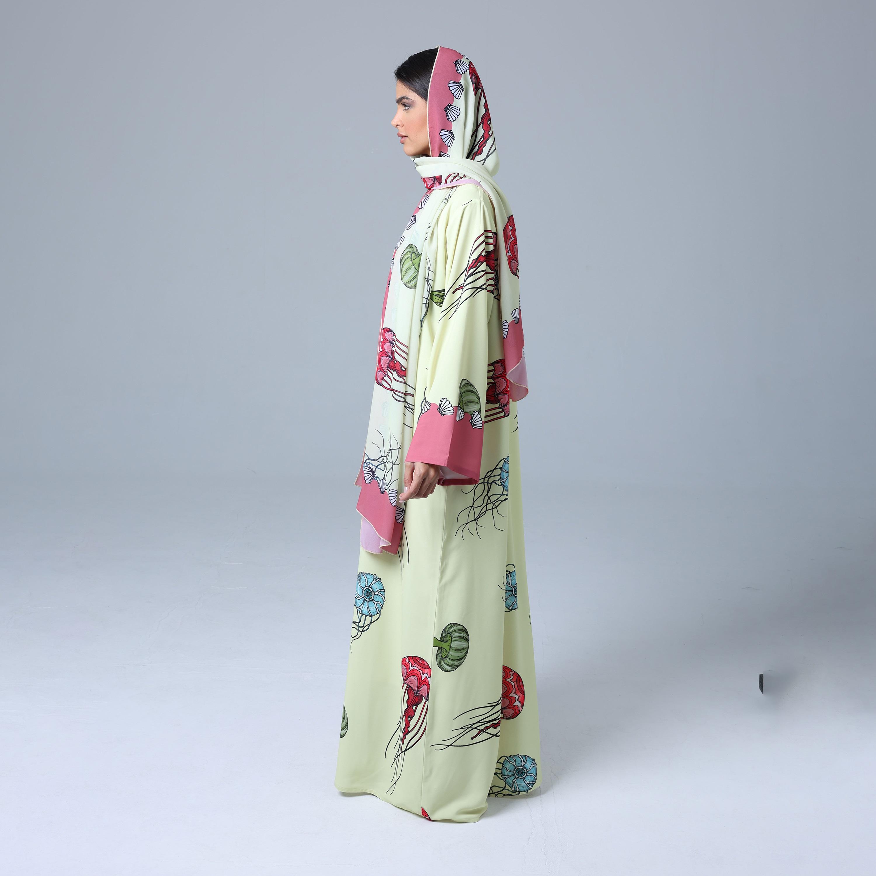 عباءة نسائية باللون الأصفر بأكمام واسعة وطبعة ملونة مع حجاب من إككسا.-women-arabicclothing-abayas-image-4