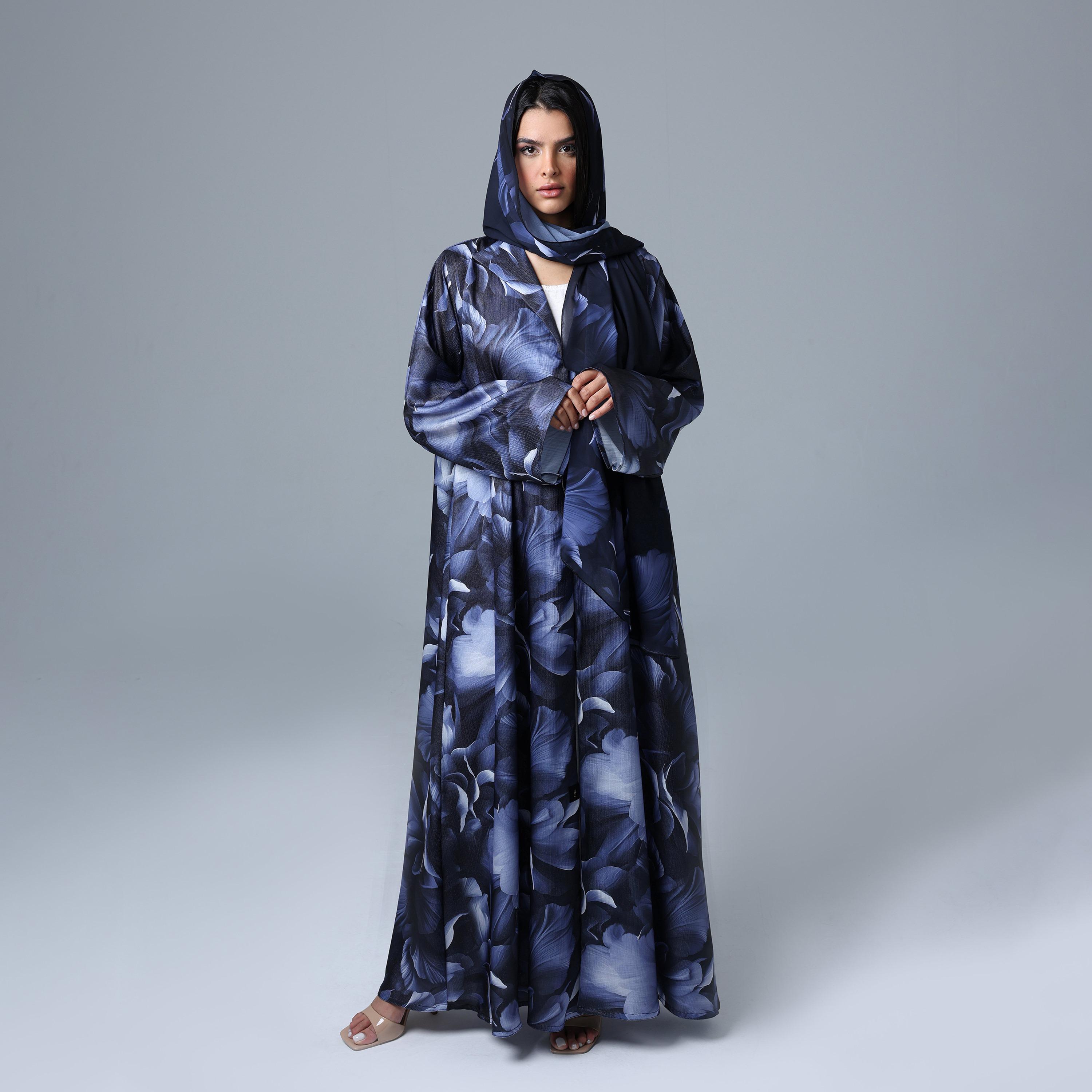 عباءة نسائية باللون الأزرق على طراز بليزر بياقة مطوية وأكمام واسعة بزهور مع حجاب من إككسا.-women-arabicclothing-abayas-image-1