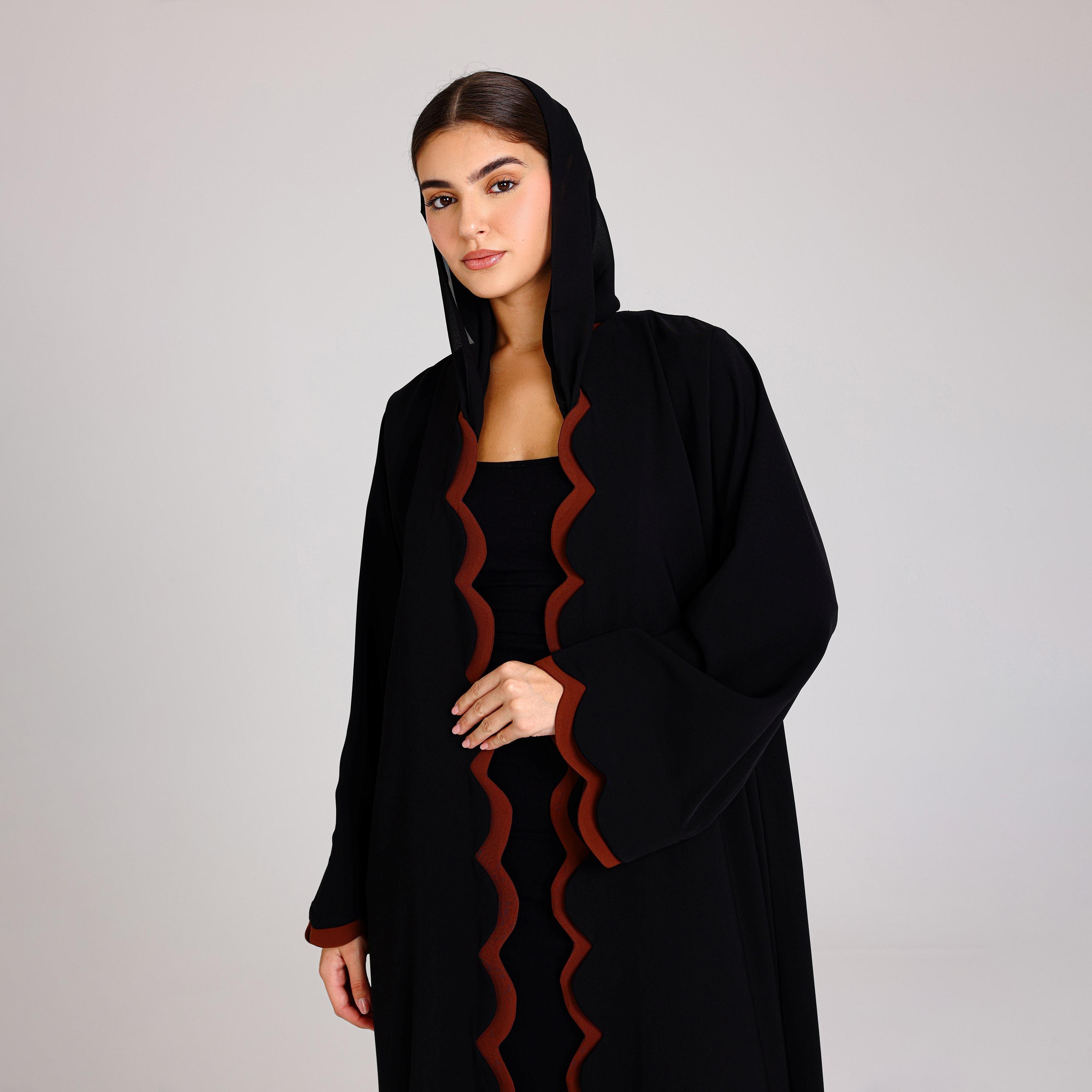 عباية نسائية بقصة الدائرة وأكمام واسعة مزخرفة بحواف صدفية سوداء مع حجاب من إككسا.-women-arabicclothing-abayas-image-2