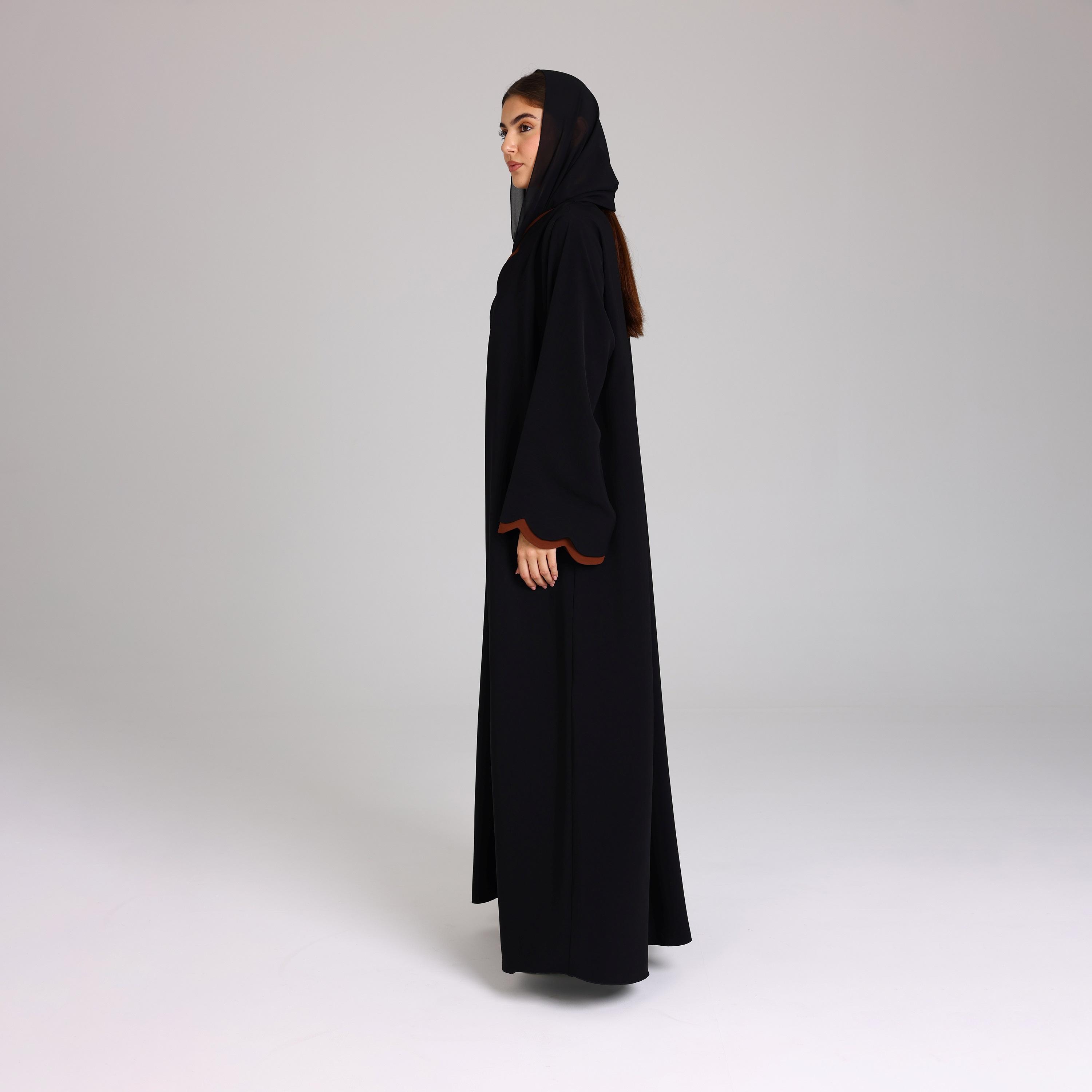 عباية نسائية بقصة الدائرة وأكمام واسعة مزخرفة بحواف صدفية سوداء مع حجاب من إككسا.-women-arabicclothing-abayas-image-3