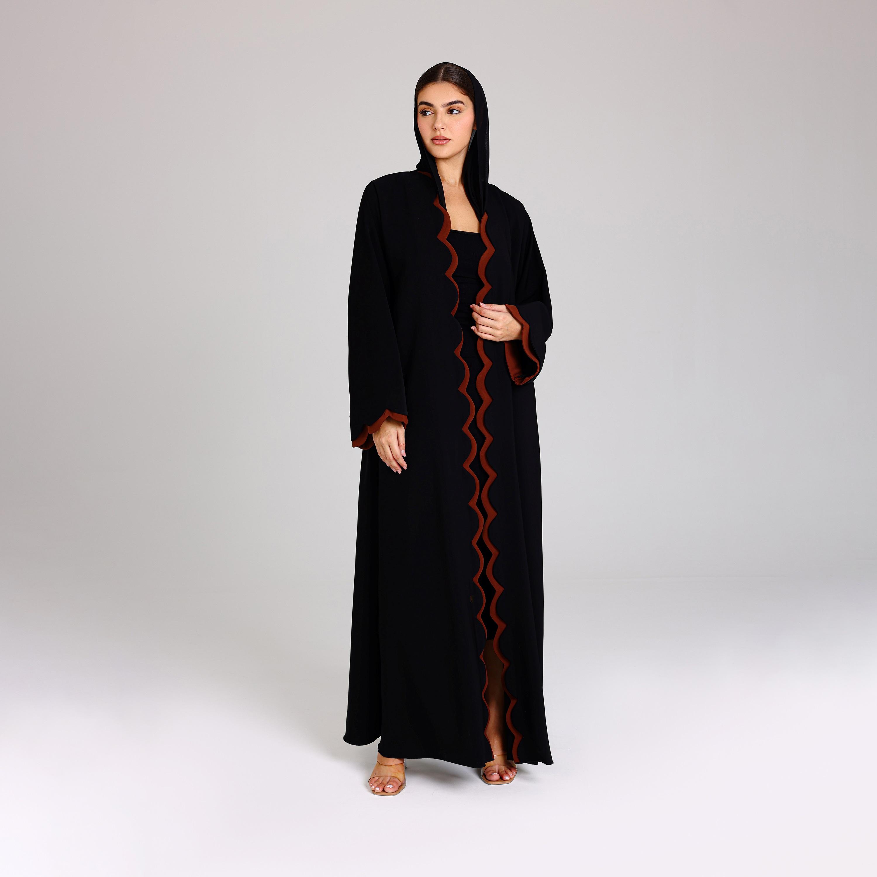 عباية نسائية بقصة الدائرة وأكمام واسعة مزخرفة بحواف صدفية سوداء مع حجاب من إككسا.-women-arabicclothing-abayas-image-4