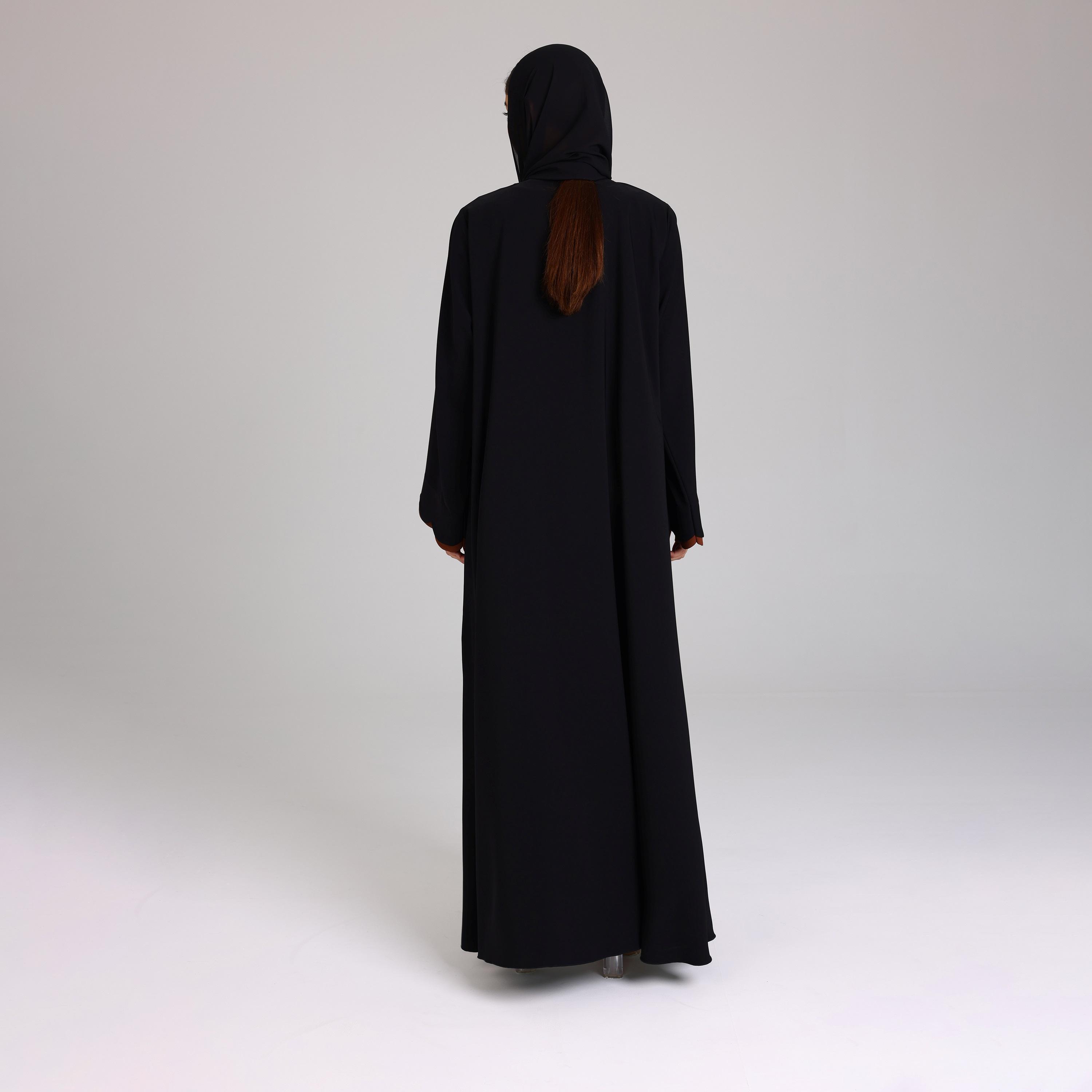 عباية نسائية بقصة الدائرة وأكمام واسعة مزخرفة بحواف صدفية سوداء مع حجاب من إككسا.-women-arabicclothing-abayas-image-5