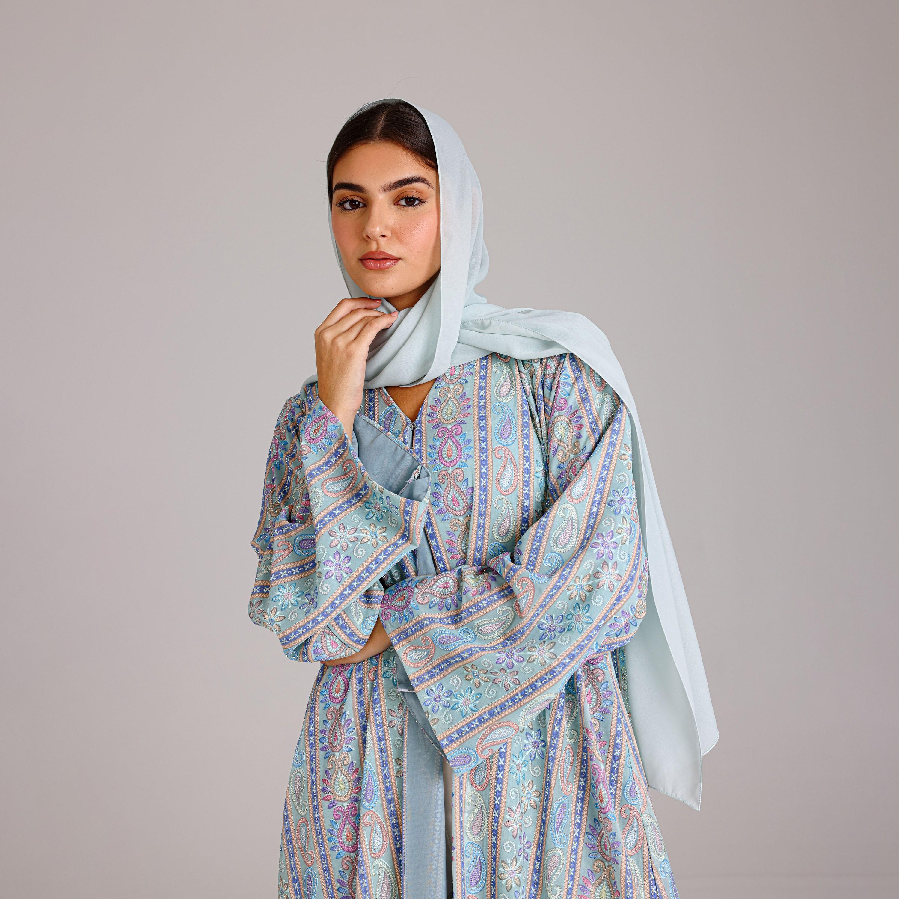 عباية سهرة نسائية بقصة ماكسي شيفون مطرزة بنقشة البيزلي والورود وأكمام واسعة مع حجاب من إككسا.-women-arabicclothing-abayas-image-9