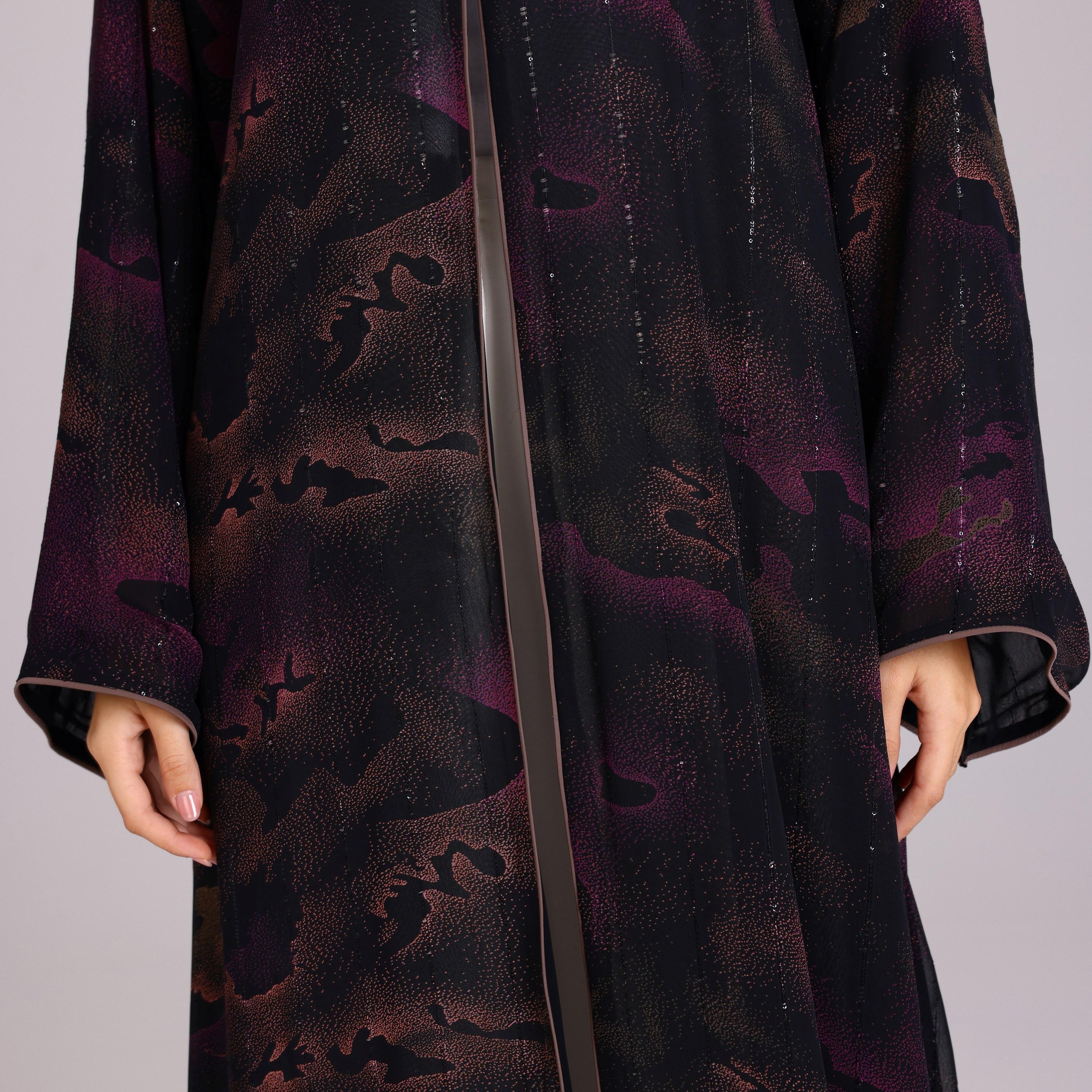 عباية نسائية شيفون بأكمام واسعة بخطوط ترتر أرجوانية مع حجاب من إككسا.-women-arabicclothing-abayas-image-3