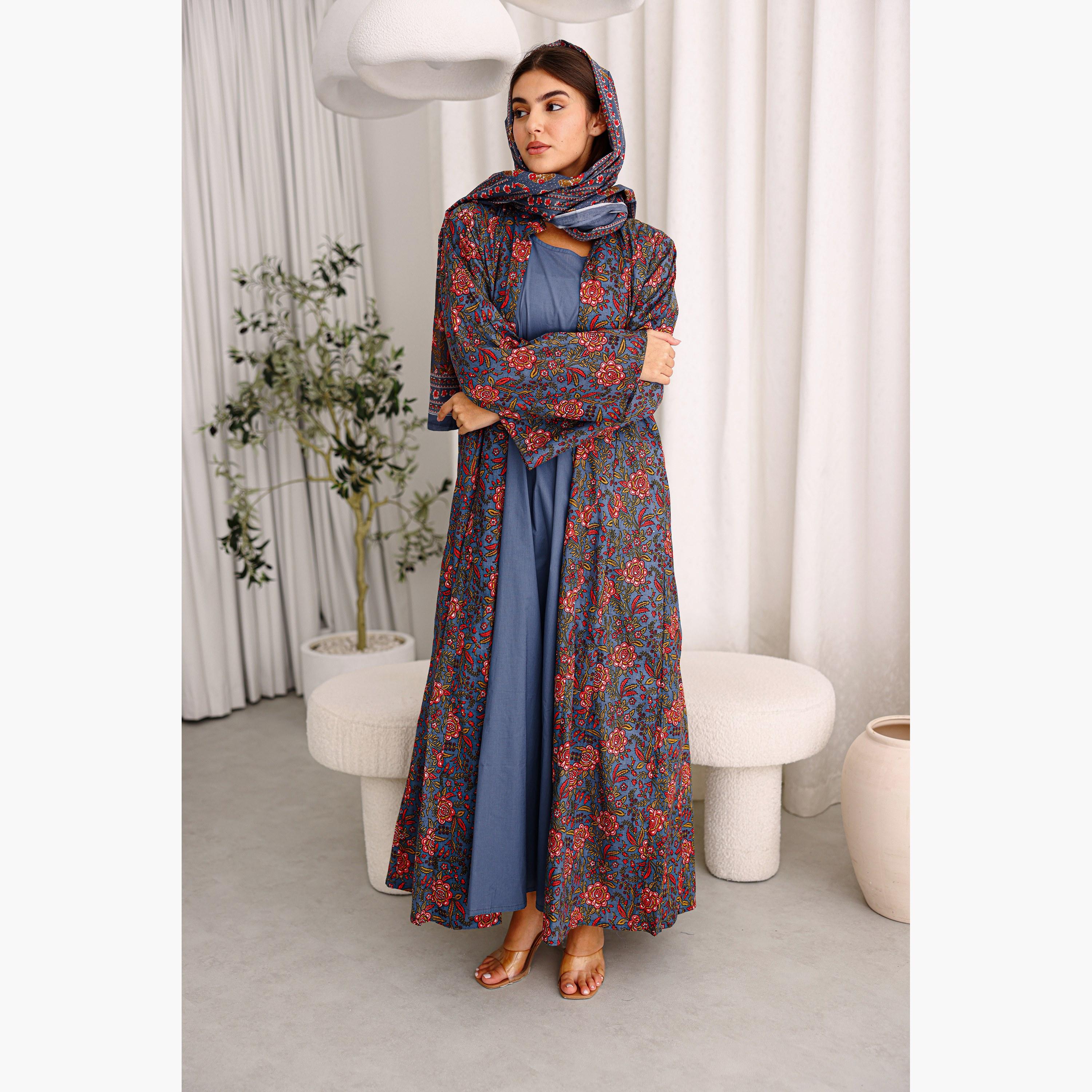 عباية نسائية قطنية بزخارف زهرية زرقاء مع حجاب من إككسا.-women-arabicclothing-abayas-image-1