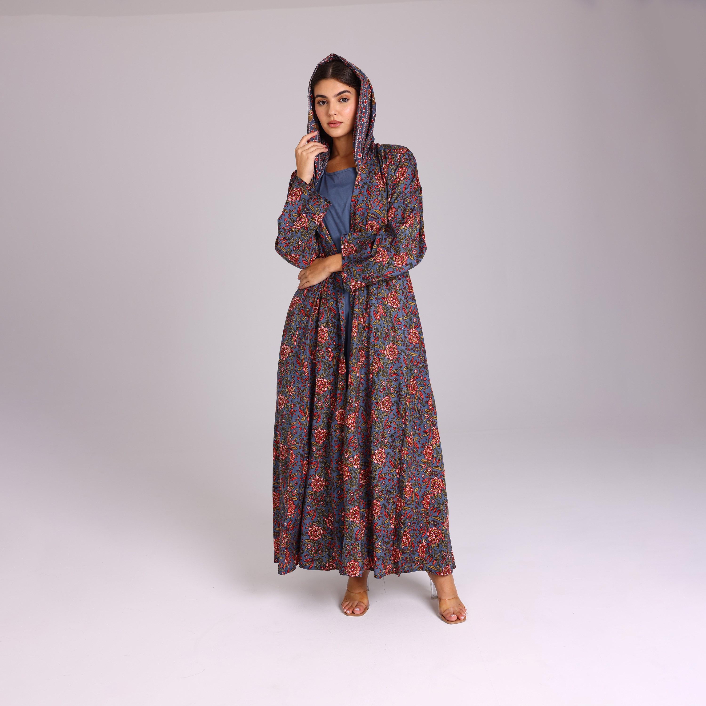 عباية نسائية قطنية بزخارف زهرية زرقاء مع حجاب من إككسا.-women-arabicclothing-abayas-image-4