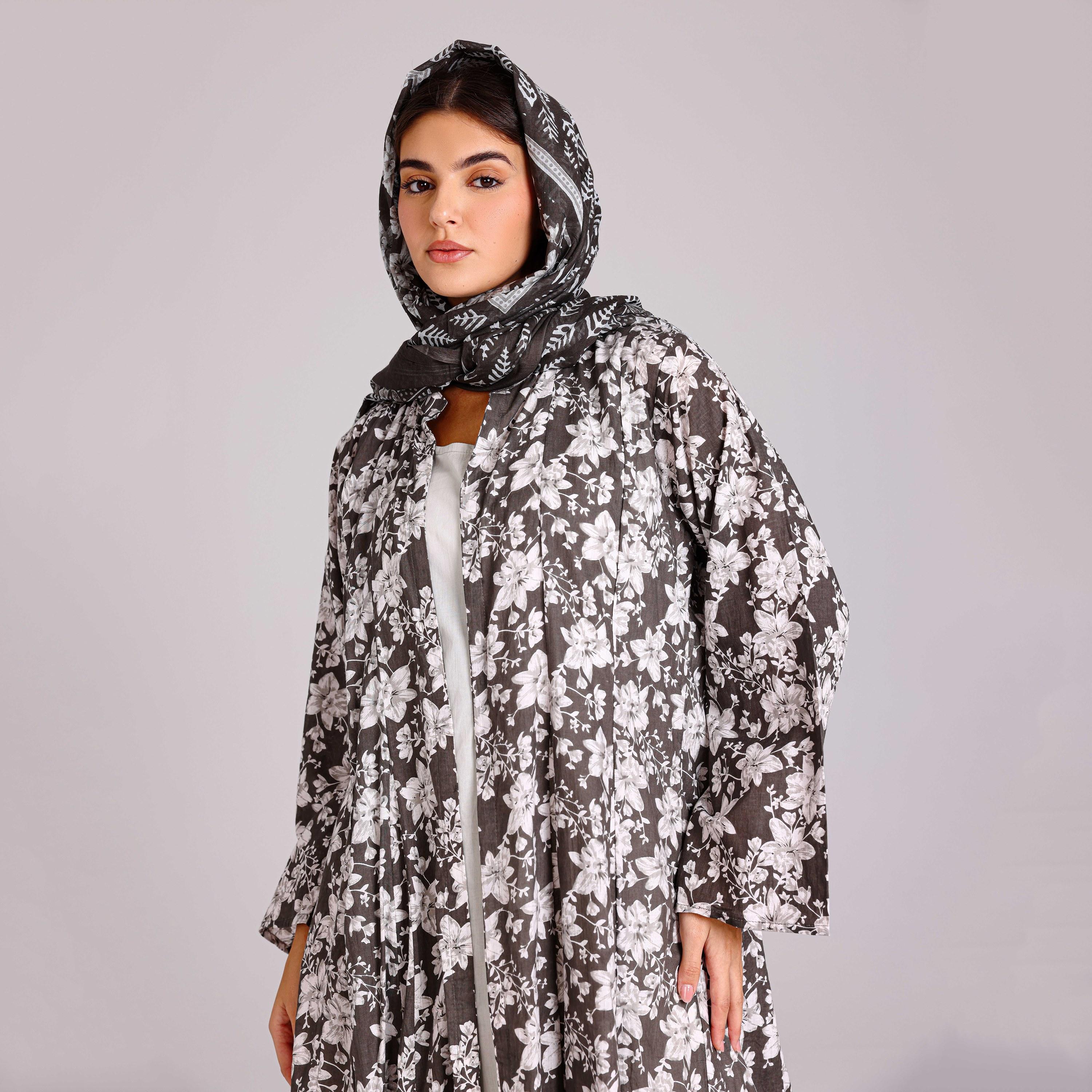 عباية باللون الرمادي بطبعات زهرية مع حجاب للنساء من إيكسا-women-arabicclothing-abayas-image-2