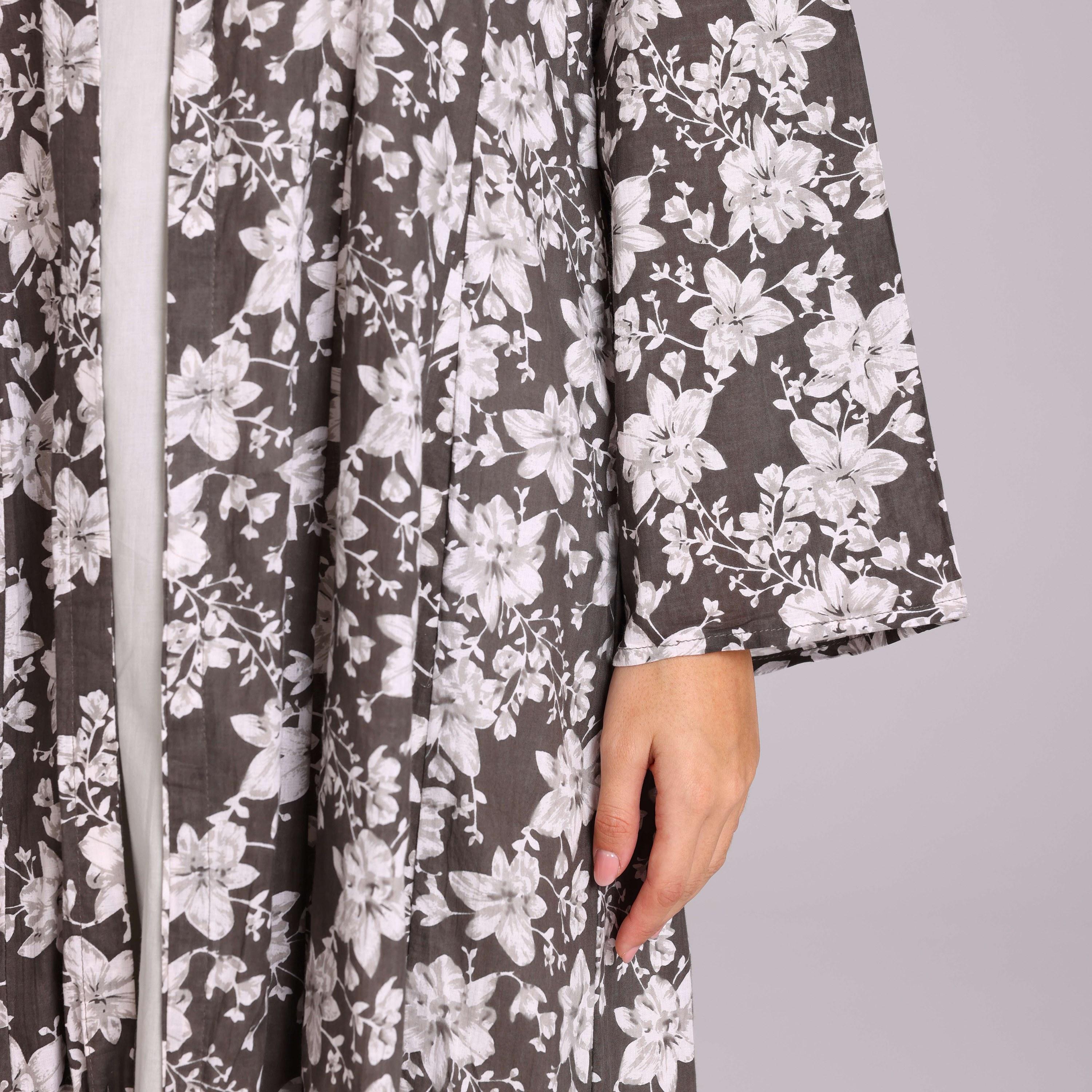 عباية باللون الرمادي بطبعات زهرية مع حجاب للنساء من إيكسا-women-arabicclothing-abayas-image-5