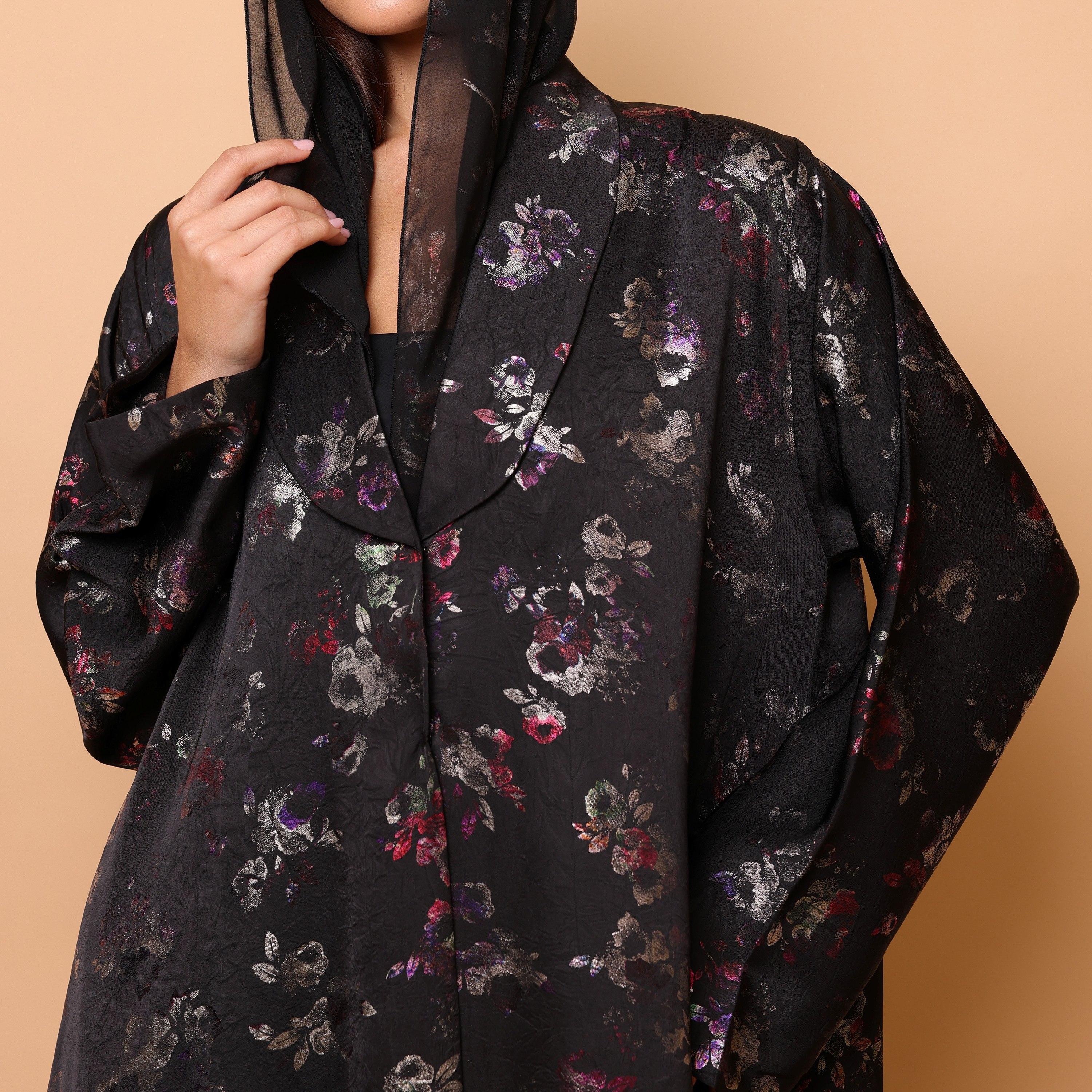 عباءة نسائية بياقة "لابيل" وطبعة "فلورال" مع حجاب - أسود من إككسا-women-arabicclothing-abayas-image-2