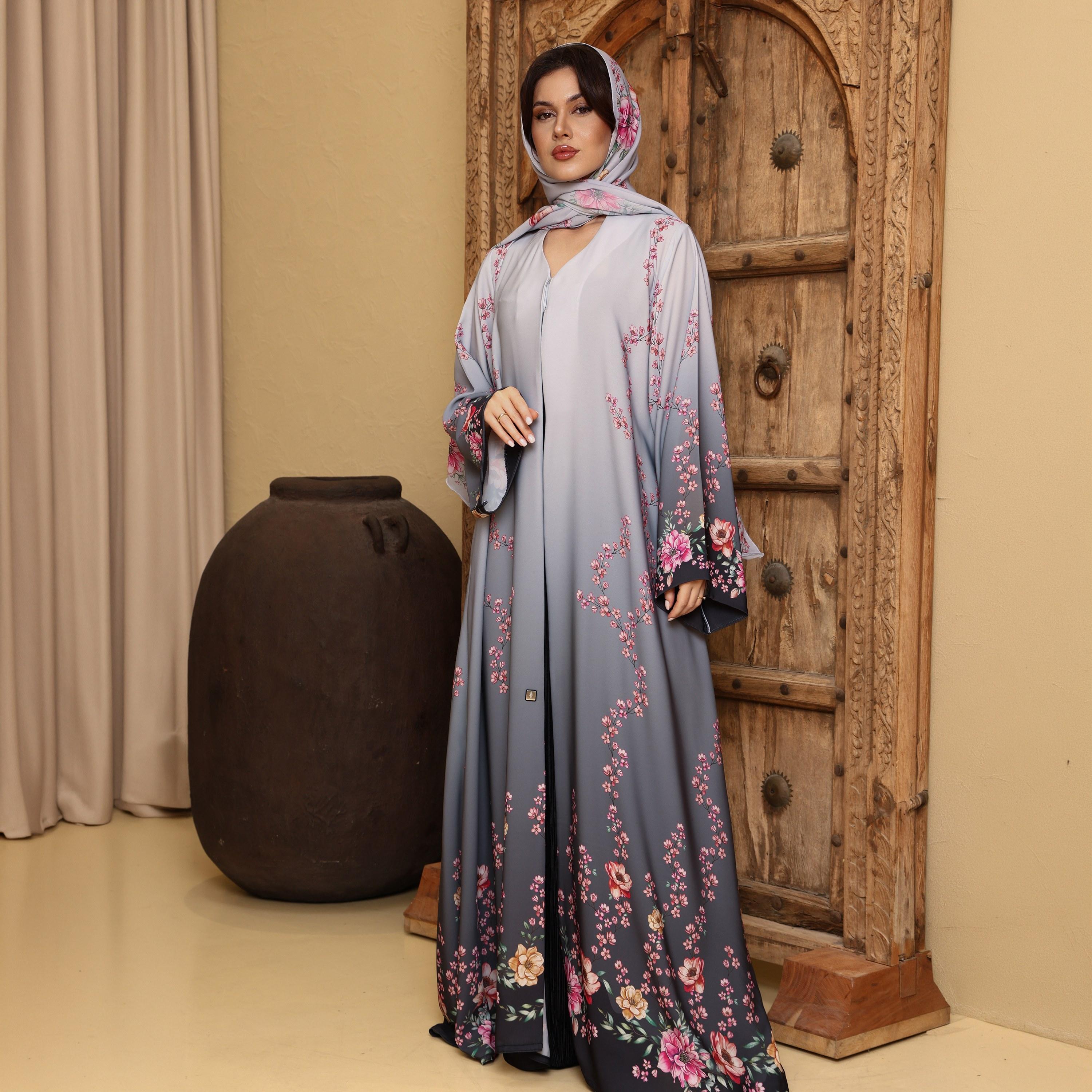عباية نسائية من قماش الندا بطبعة زهور وأكمام واسعة مع حجاب باللون الوردي من إككسا-women-arabicclothing-abayas-image-1