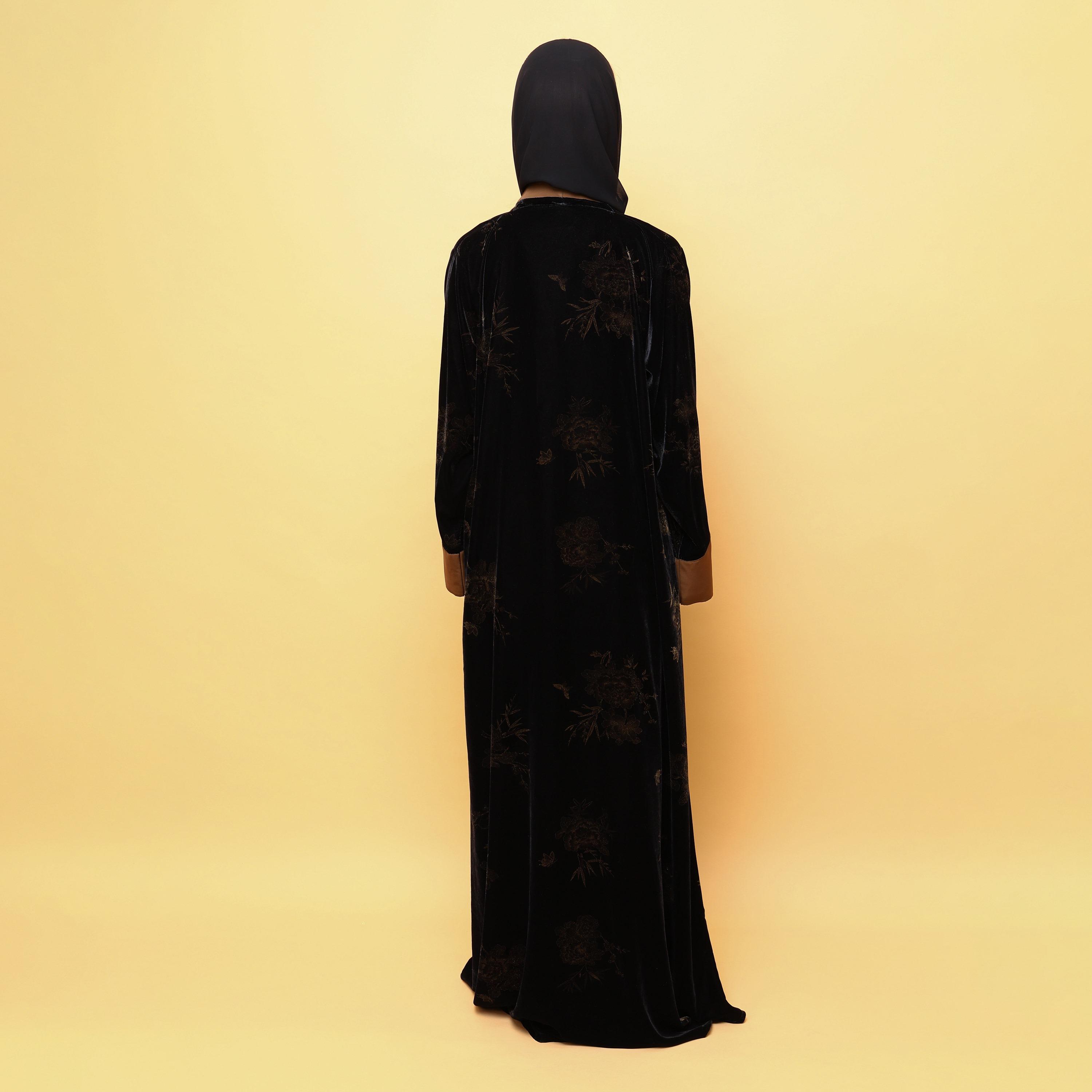 عباية نسائية من قماش القطيفة بطبعة زهور وياقة طية صدر (لافيل) وأساور متباينة مع حجاب باللون الأسود من إككسا-women-arabicclothing-abayas-image-4