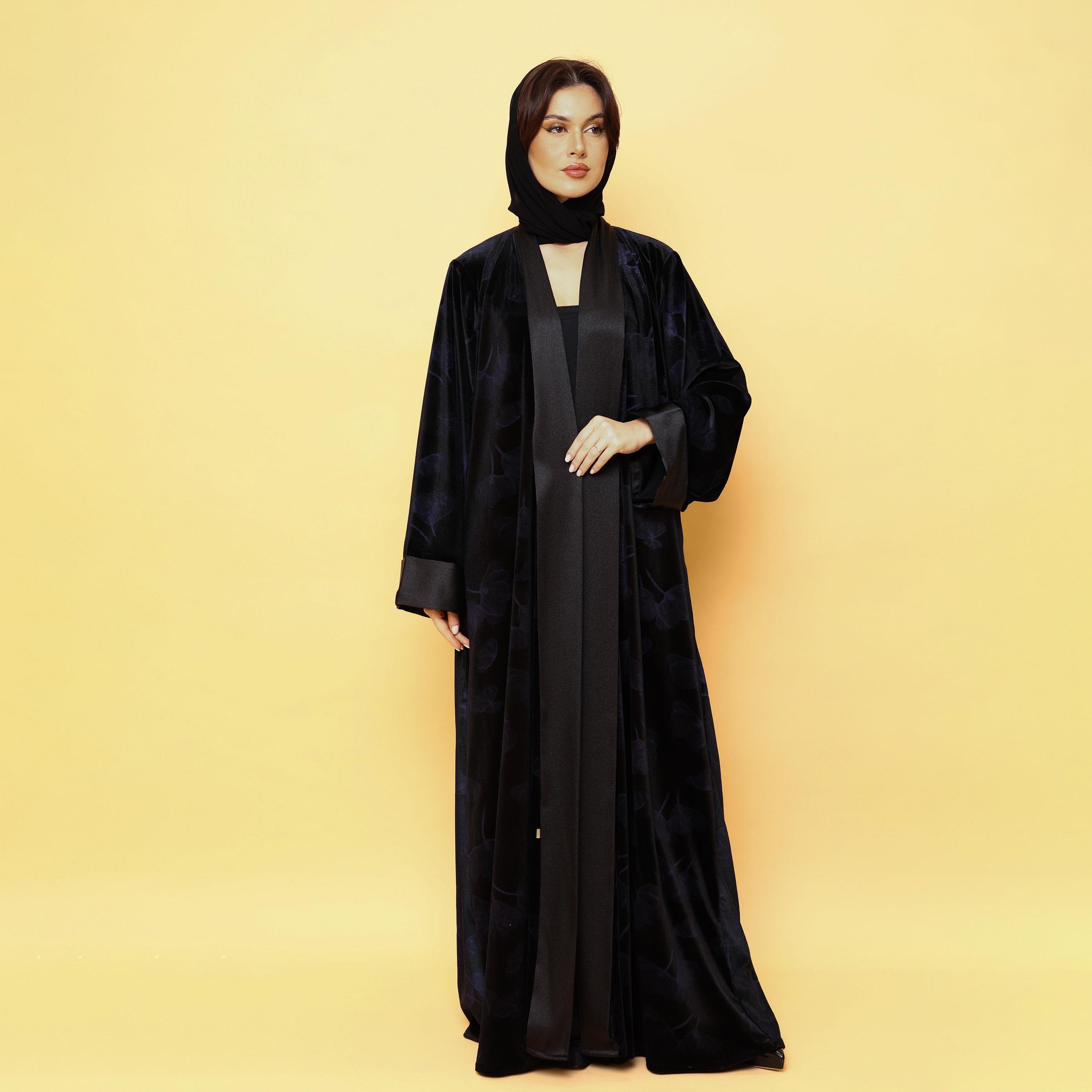 عباية نسائية من قماش القطيفة بطبعة زهور مع حجاب باللون الأسود من إككسا-women-arabicclothing-abayas-image-2