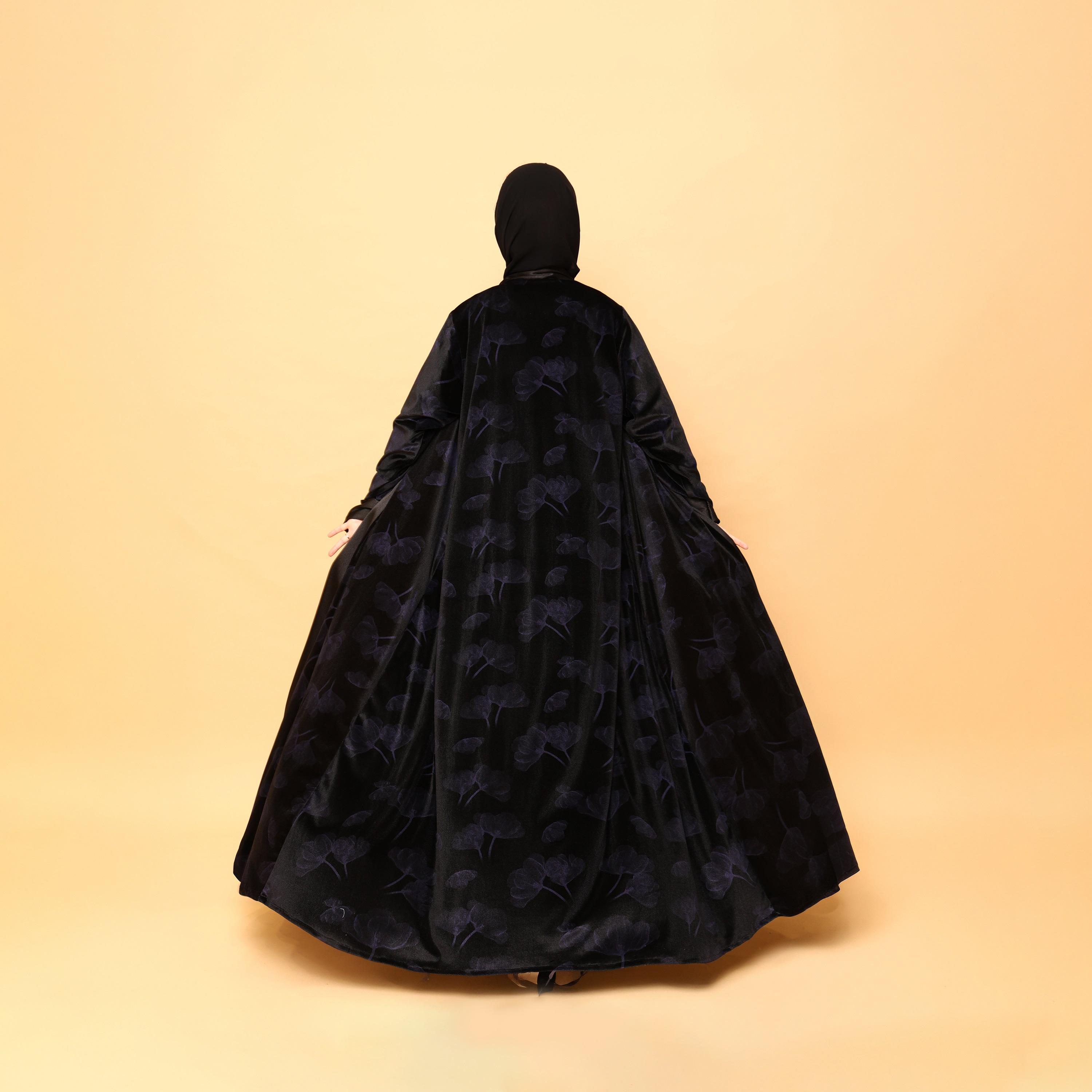 عباية نسائية من قماش القطيفة بطبعة زهور مع حجاب باللون الأسود من إككسا-women-arabicclothing-abayas-image-3