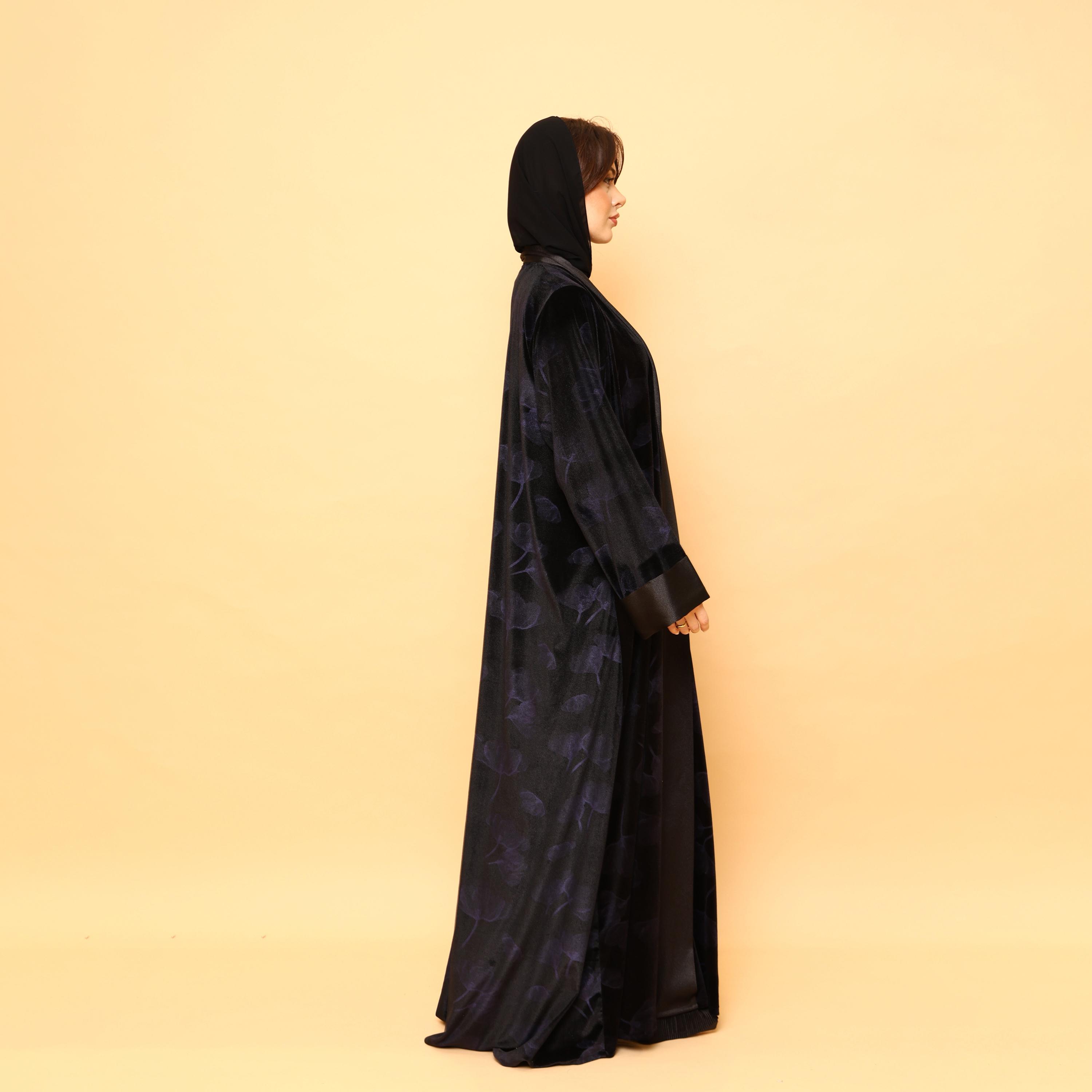 عباية نسائية من قماش القطيفة بطبعة زهور مع حجاب باللون الأسود من إككسا-women-arabicclothing-abayas-image-4