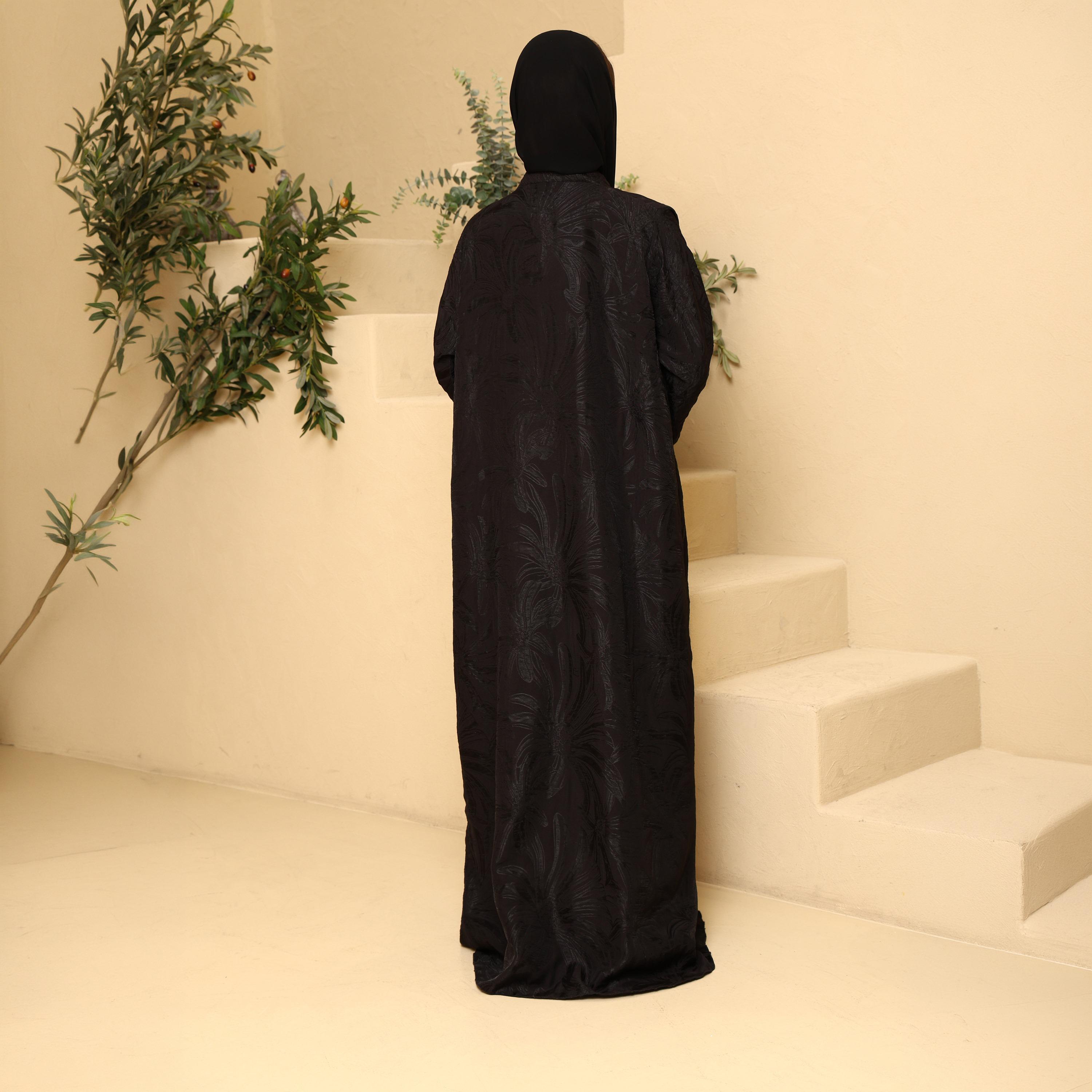 عباية نسائية بطبعة زهور وأكمام بأساور مزدوجة مع حجاب باللون الأسود من إككسا-women-arabicclothing-abayas-image-4