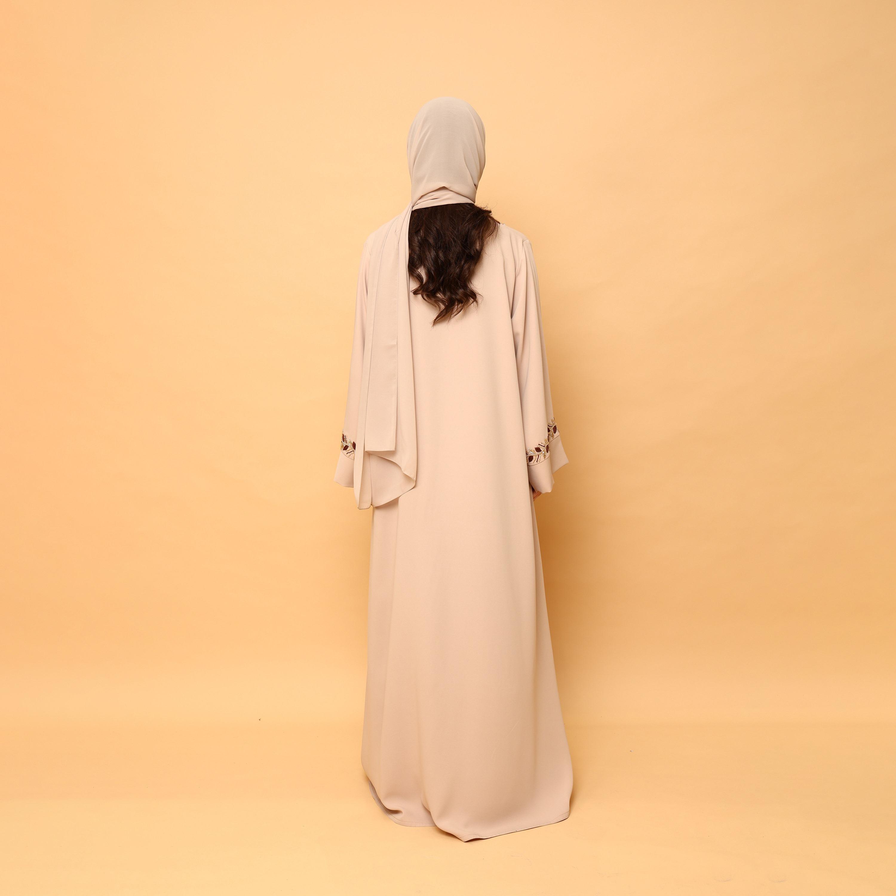 عباية نسائية واسعة (كلوش) من قماش الكريب مزينة بالخرز مع أكمام واسعة وحجاب باللون البيج من إككسا-women-arabicclothing-abayas-image-4