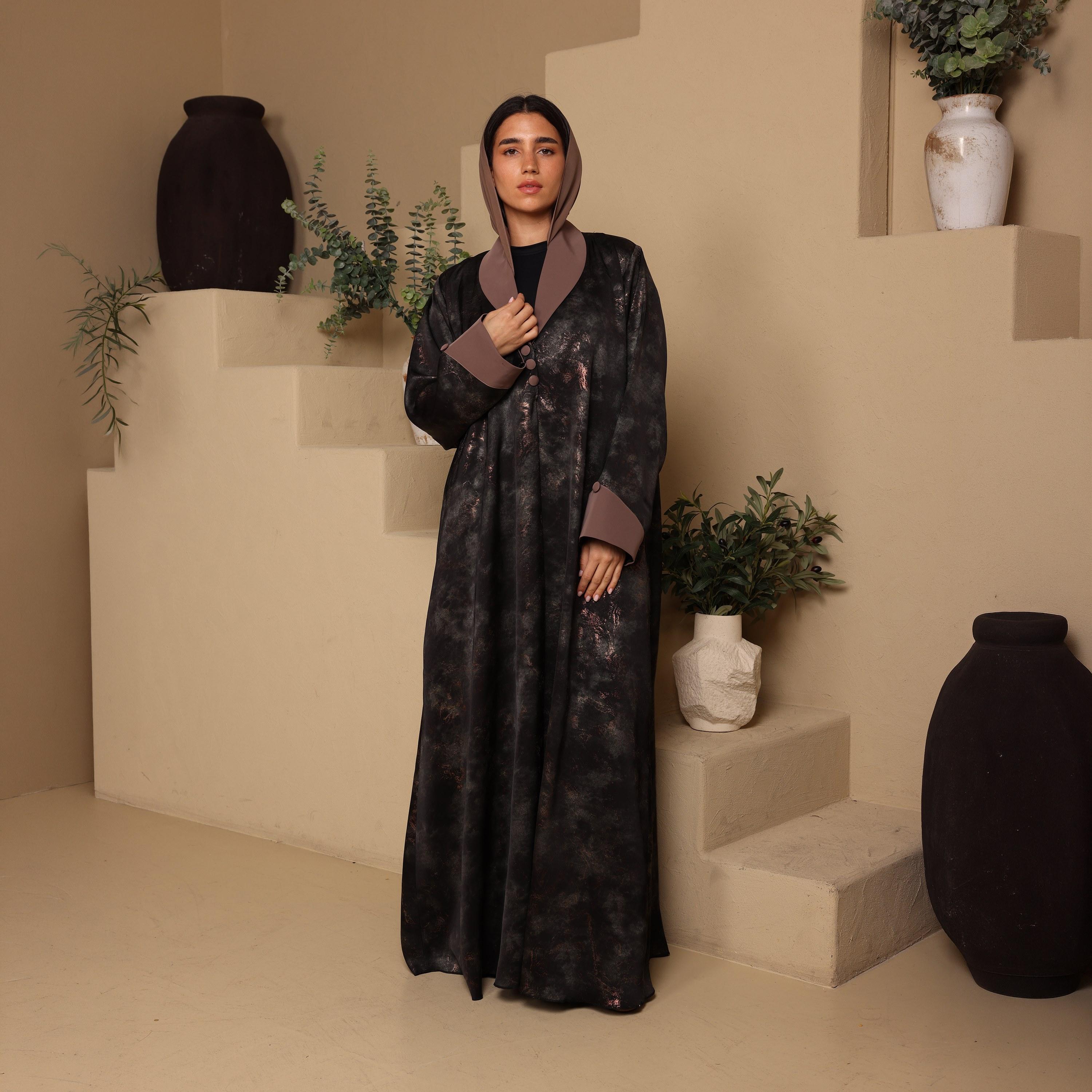 عباية نسائية من قماش ماربل باريس بطبعة رخامية وياقة طية صدر (لافيل) مع أساور متباينة وحجاب باللون الأسود من إككسا-women-arabicclothing-abayas-image-1