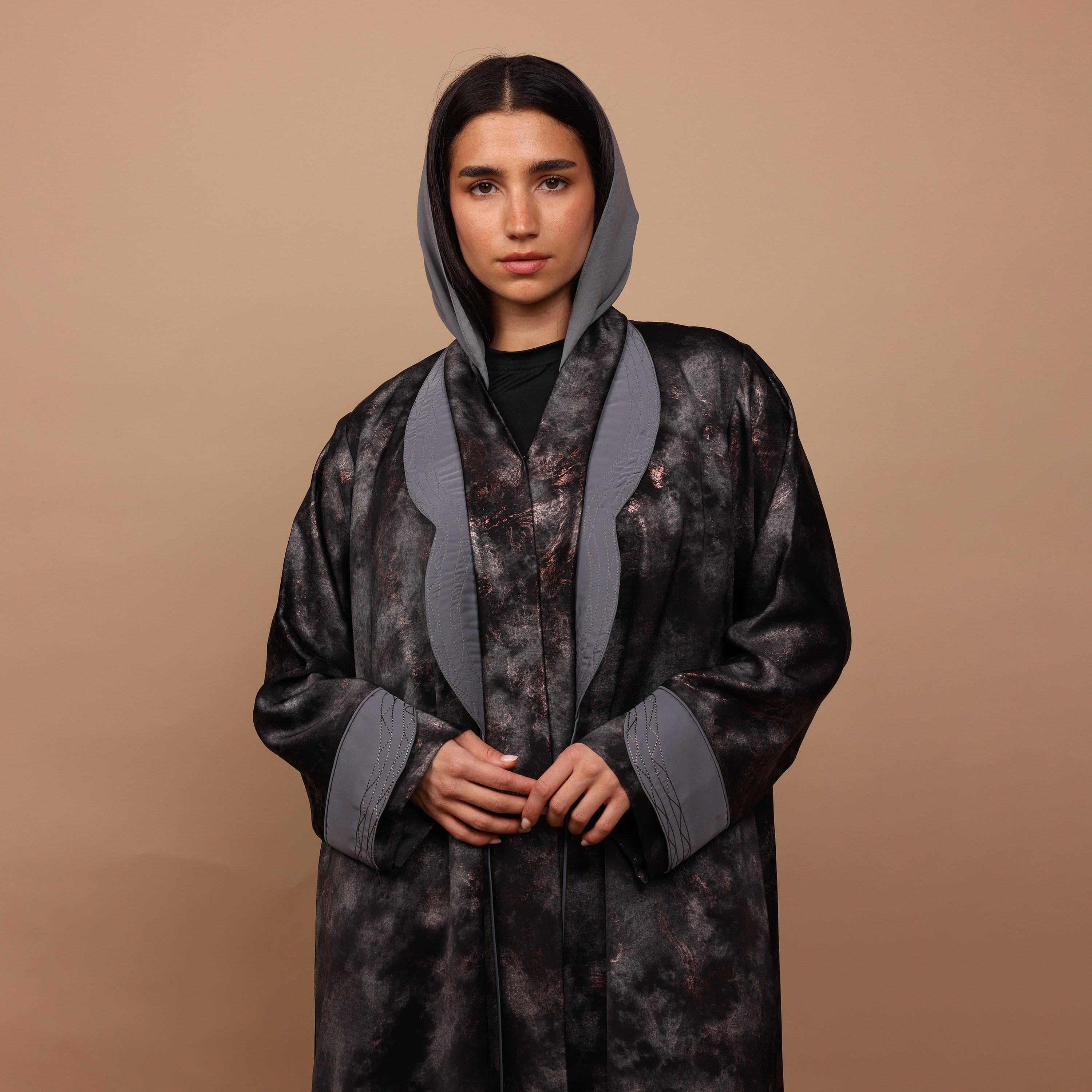 عباية نسائية من قماش ماربل باريس بطبعة تجريدية معدنية وأساور متباينة مع حجاب باللون الرمادي من إككسا-women-arabicclothing-abayas-image-2