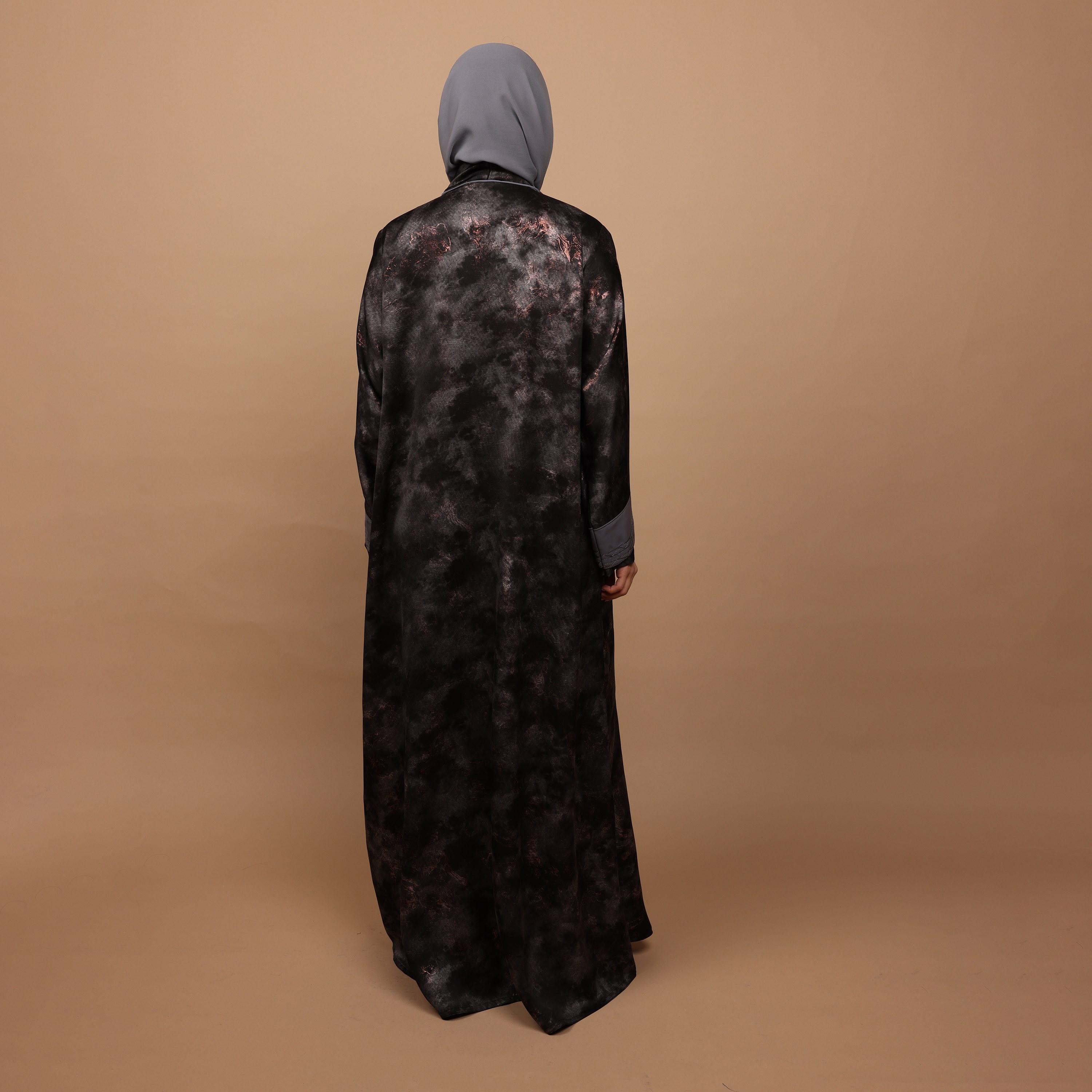 عباية نسائية من قماش ماربل باريس بطبعة تجريدية معدنية وأساور متباينة مع حجاب باللون الرمادي من إككسا-women-arabicclothing-abayas-image-4