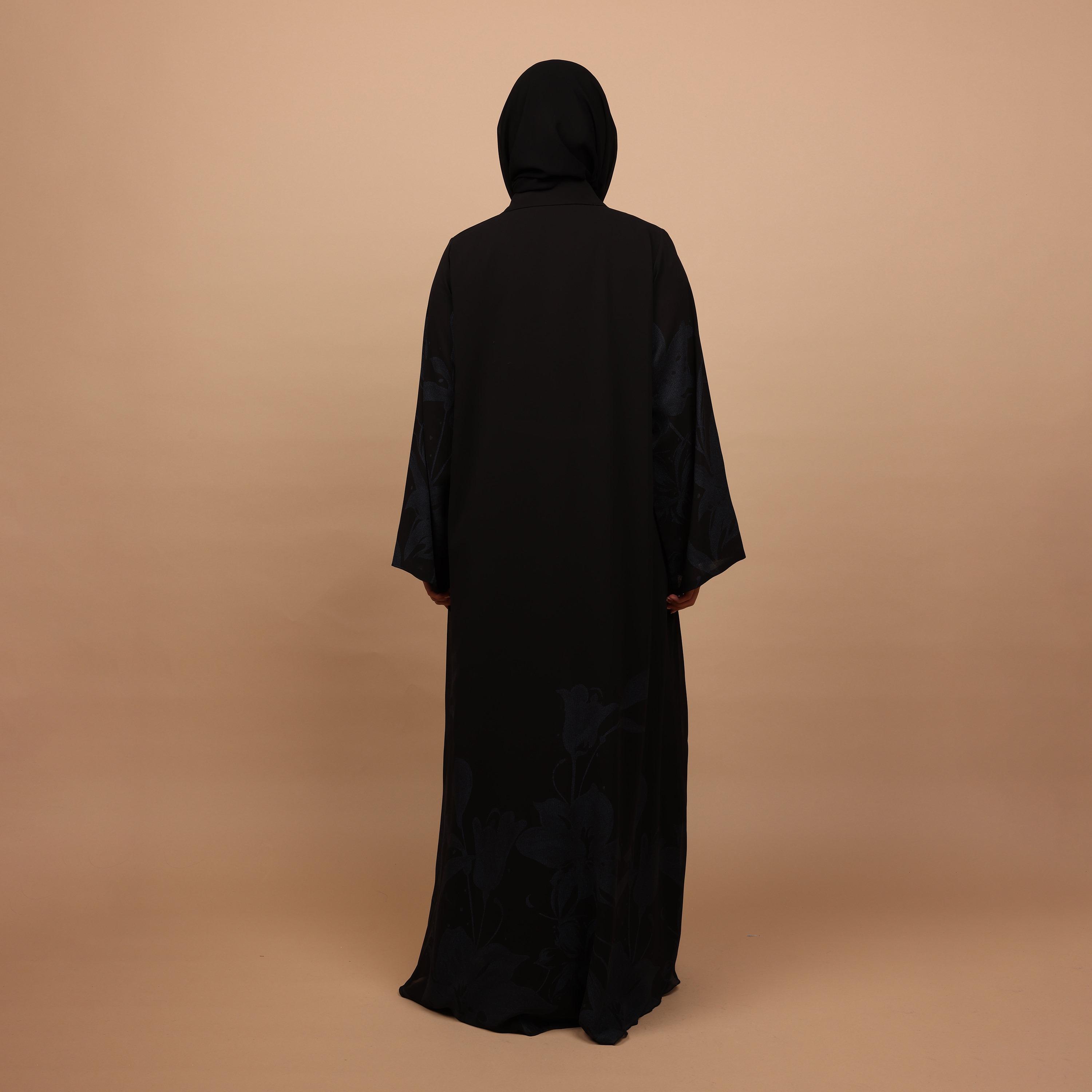عباية نسائية من قماش الشيفون بطبعة زهور وياقة طية صدر (لافيل) مع حجاب باللون الأسود من إككسا-women-arabicclothing-abayas-image-4