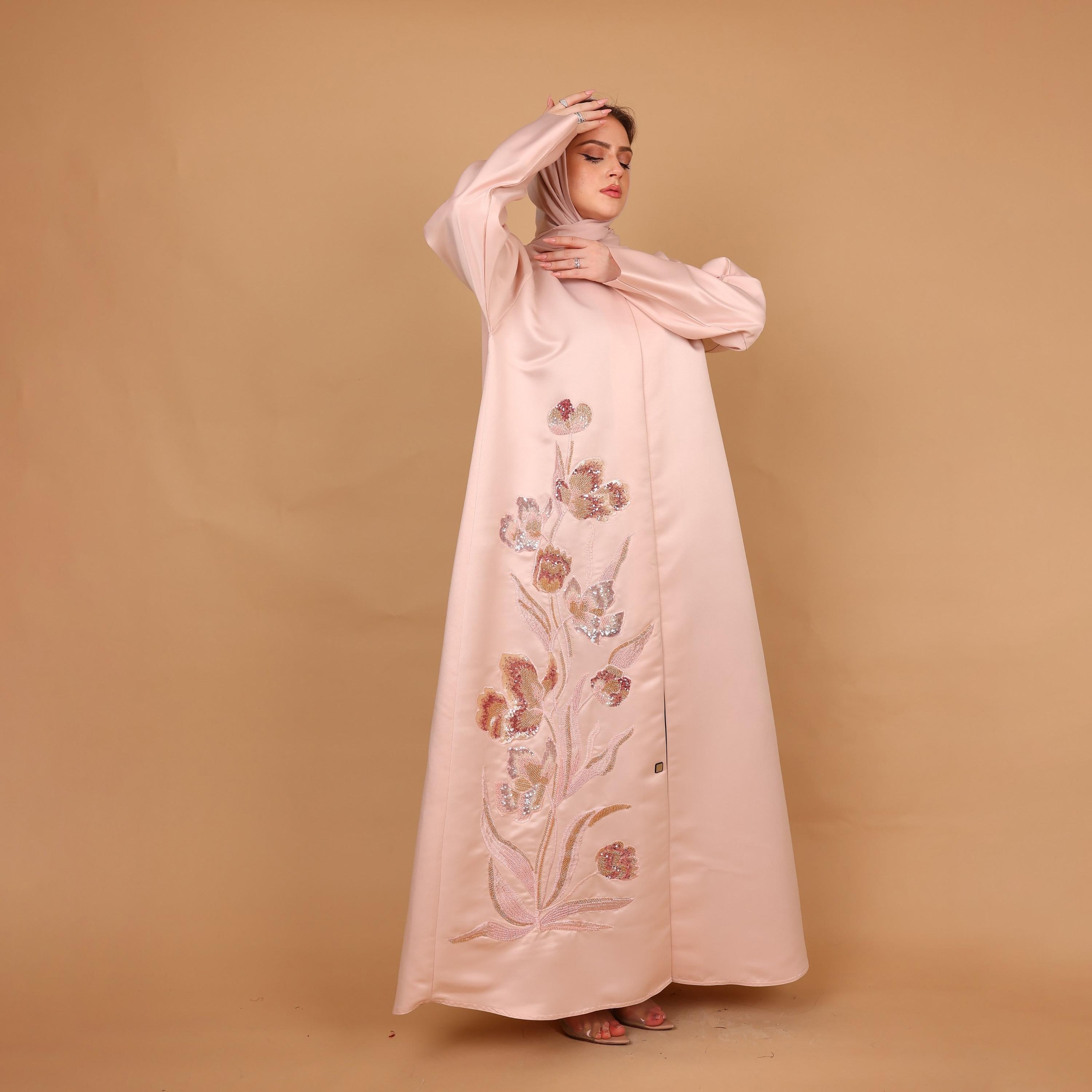 عباية سهرة نسائية من قماش الساتان مزينة بالزهور والتطريز مع حجاب باللون الوردي من إككسا-women-arabicclothing-abayas-image-5
