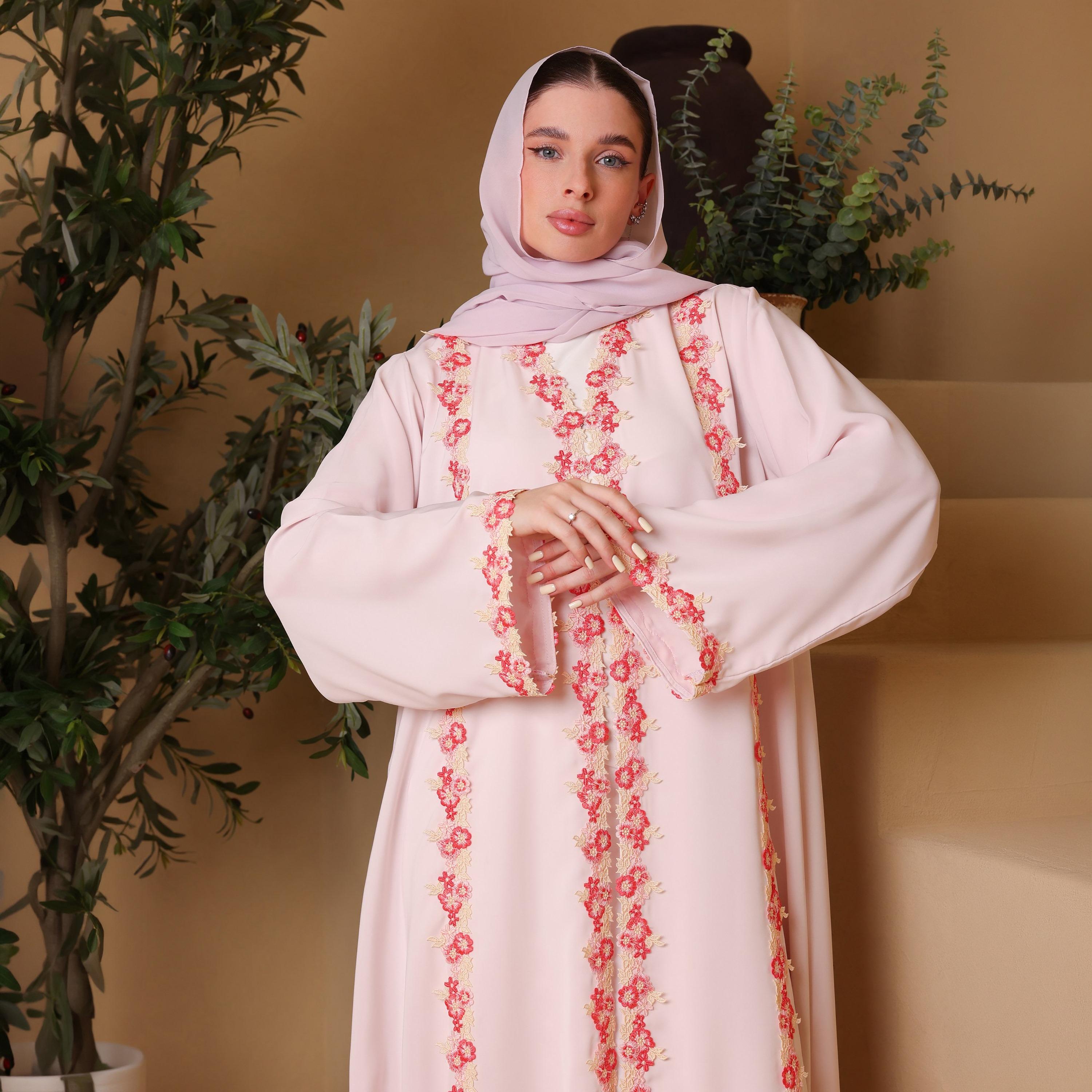 عباية نسائية من قماش الندا بتفاصيل دانتيل بنقشة زهور وأكمام واسعة مع حجاب باللون الوردي من إككسا-women-arabicclothing-abayas-image-2