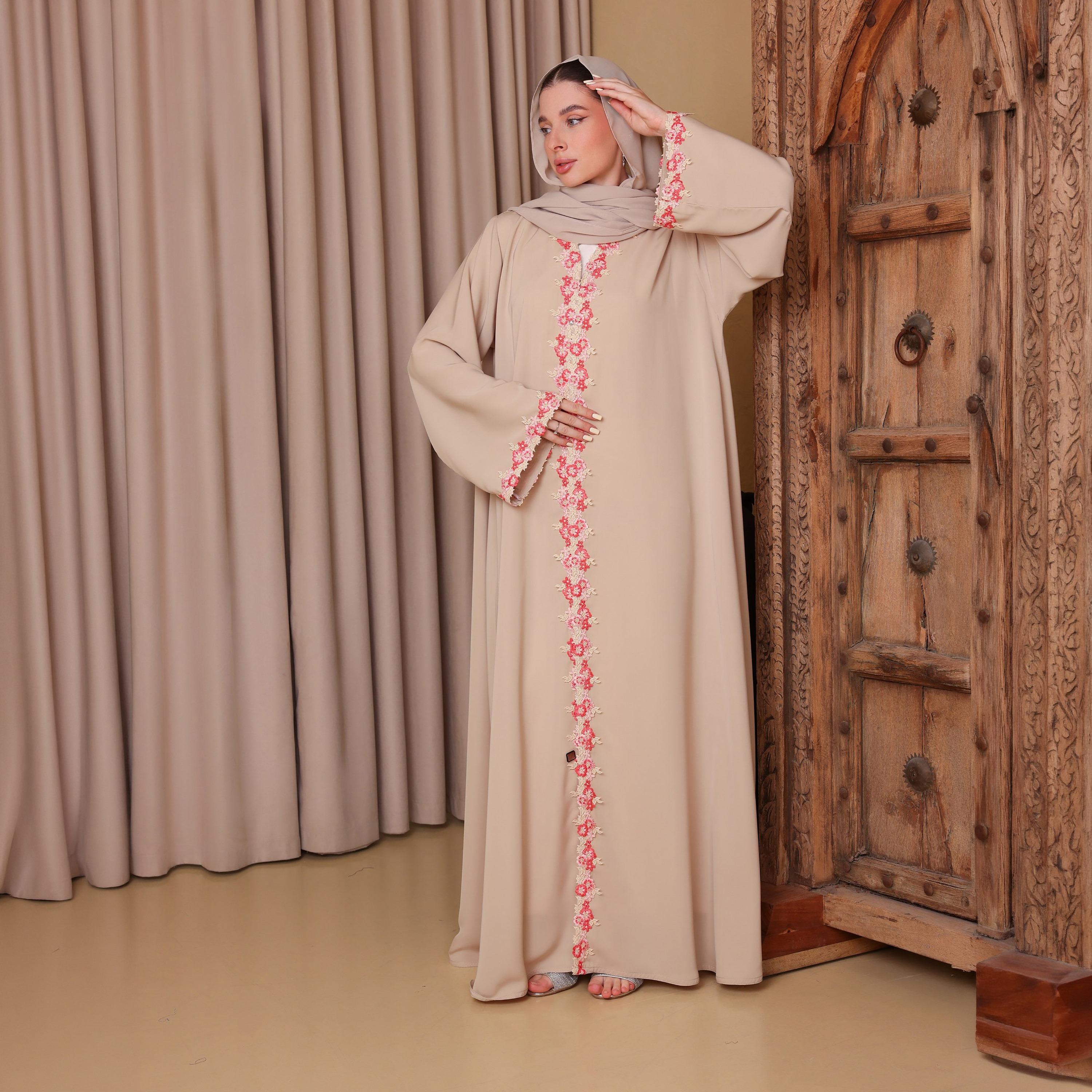 عباية نسائية واسعة (كلوش) من قماش الندا ببلوزة دانتيل بنقشة زهور وأكمام واسعة مع حجاب باللون البيج من إككسا-women-arabicclothing-abayas-image-1