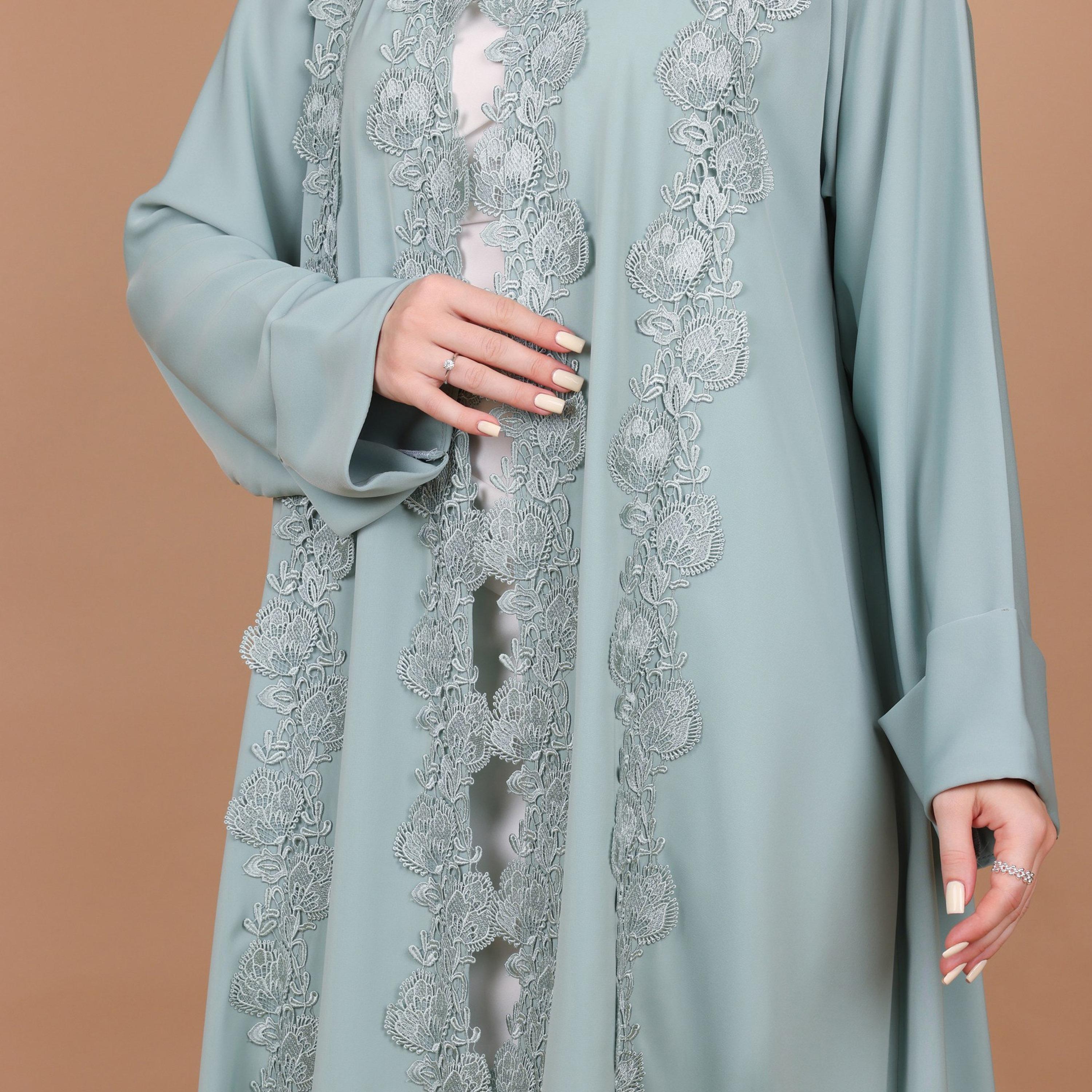 عباية نسائية من قماش الندا بدانتيل بنقشة زهور مع حجاب باللون الأخضر من إككسا-women-arabicclothing-abayas-image-2