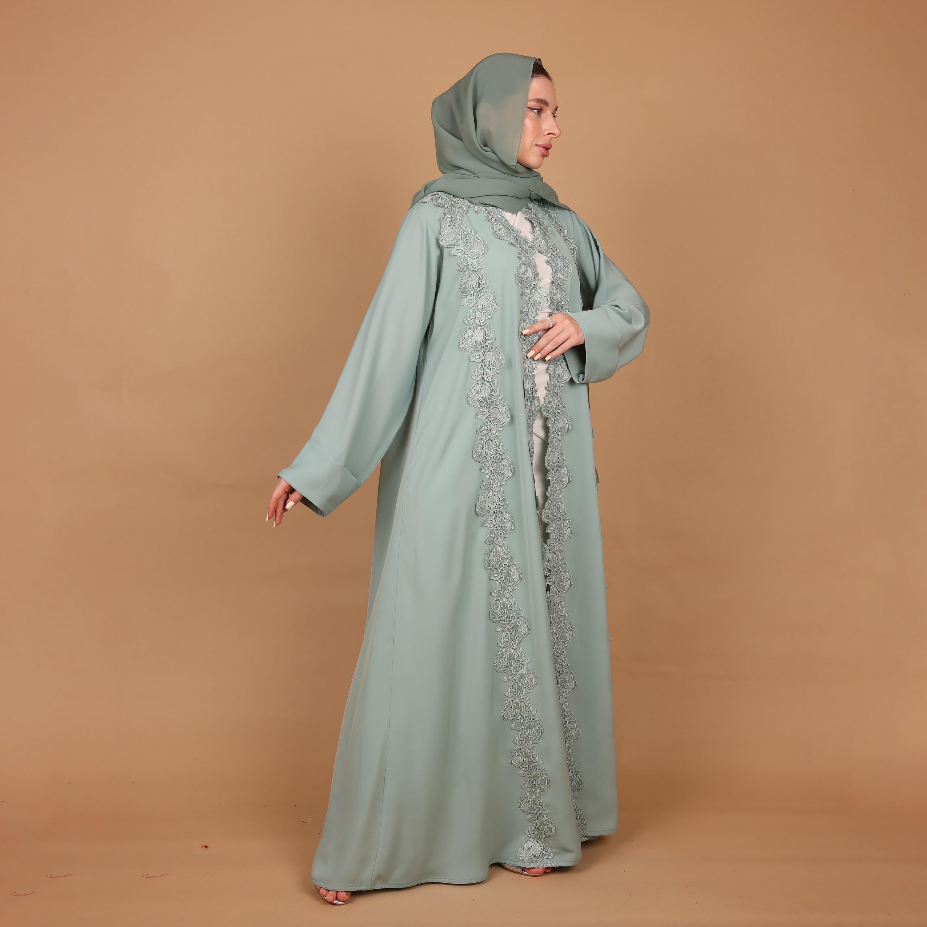 عباية نسائية من قماش الندا بدانتيل بنقشة زهور مع حجاب باللون الأخضر من إككسا-women-arabicclothing-abayas-image-5