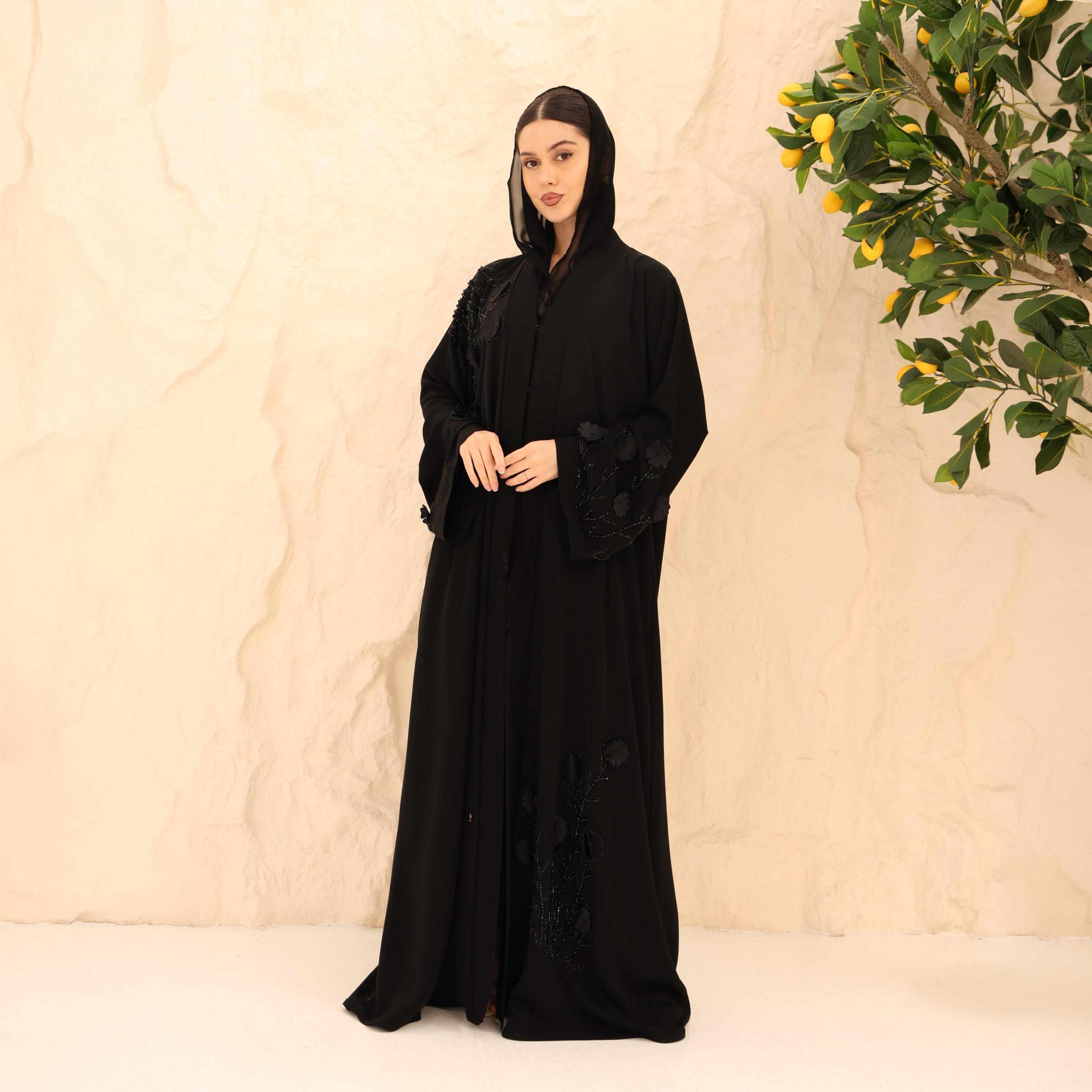 عباية للنساء من قماش النيدا مزينة بتطريز خرزي أسود مع أكمام واسعة ثلاثية الأبعاد ونقشة زهور مع حجاب من إككسا-women-arabicclothing-abayas-image-1