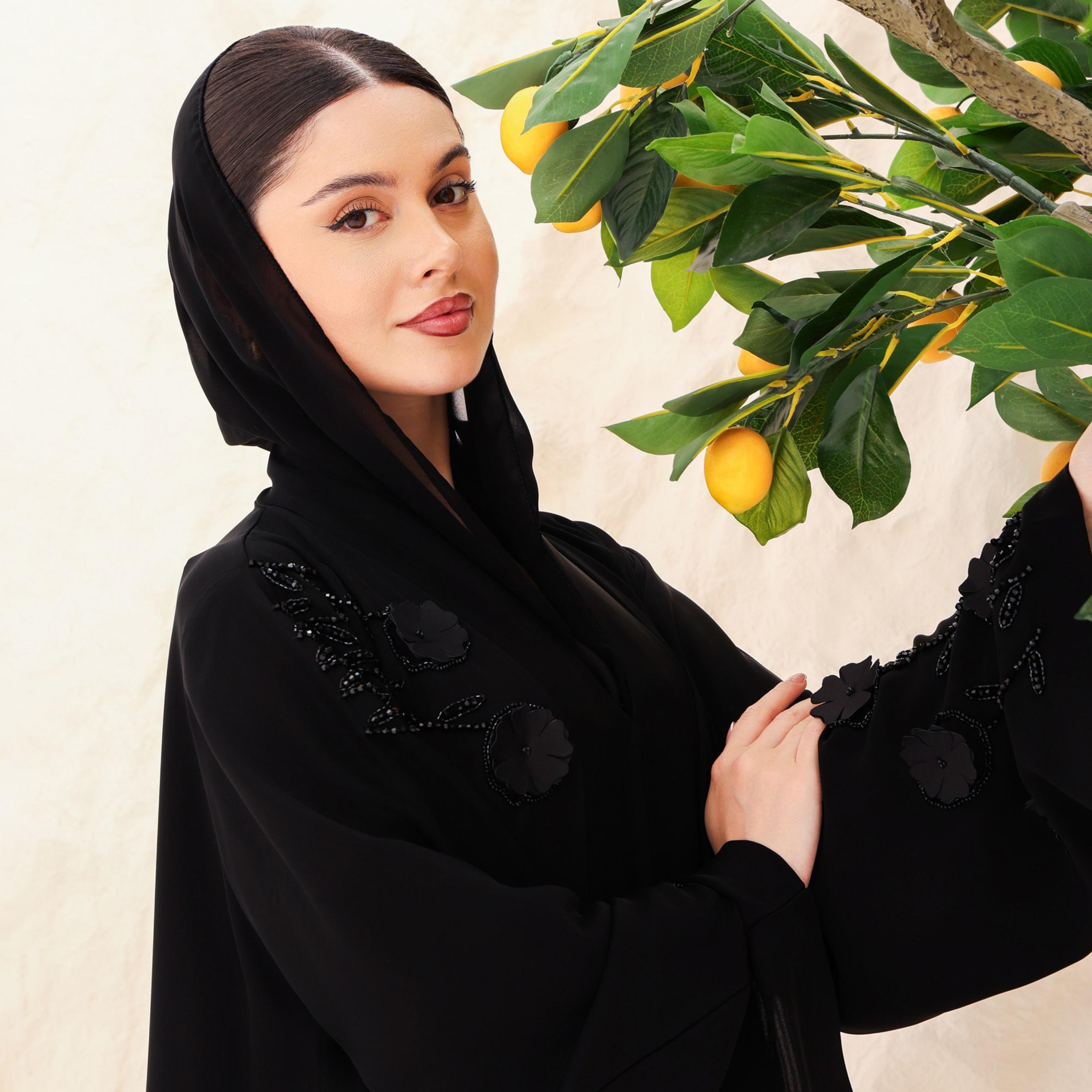 عباية للنساء من قماش النيدا مزينة بتطريز خرزي أسود مع أكمام واسعة ثلاثية الأبعاد ونقشة زهور مع حجاب من إككسا-women-arabicclothing-abayas-image-2