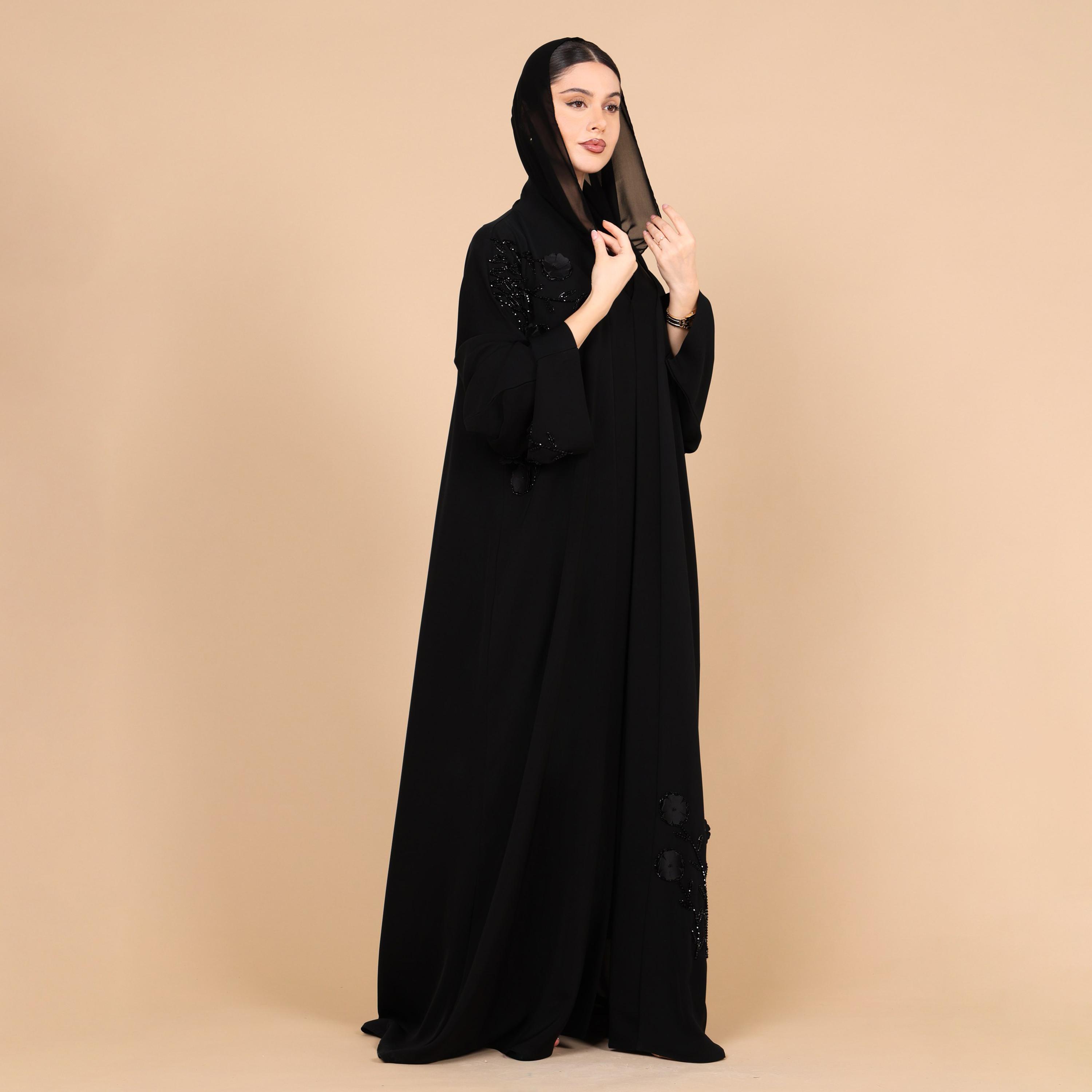 عباية للنساء من قماش النيدا مزينة بتطريز خرزي أسود مع أكمام واسعة ثلاثية الأبعاد ونقشة زهور مع حجاب من إككسا-women-arabicclothing-abayas-image-3