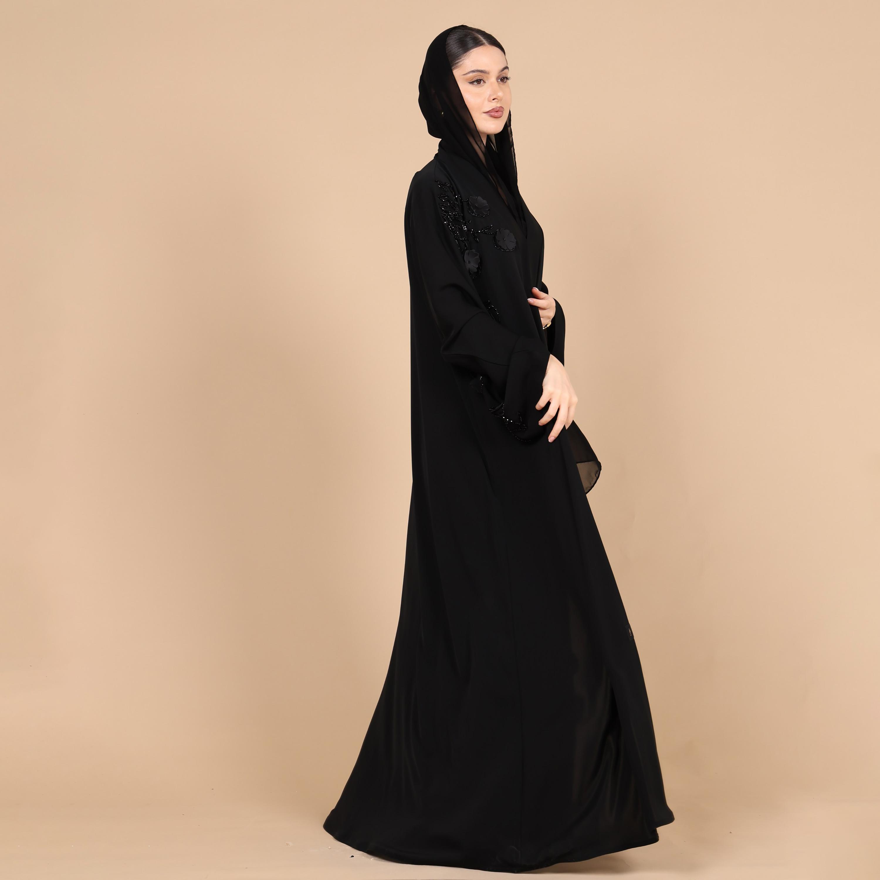 عباية للنساء من قماش النيدا مزينة بتطريز خرزي أسود مع أكمام واسعة ثلاثية الأبعاد ونقشة زهور مع حجاب من إككسا-women-arabicclothing-abayas-image-4