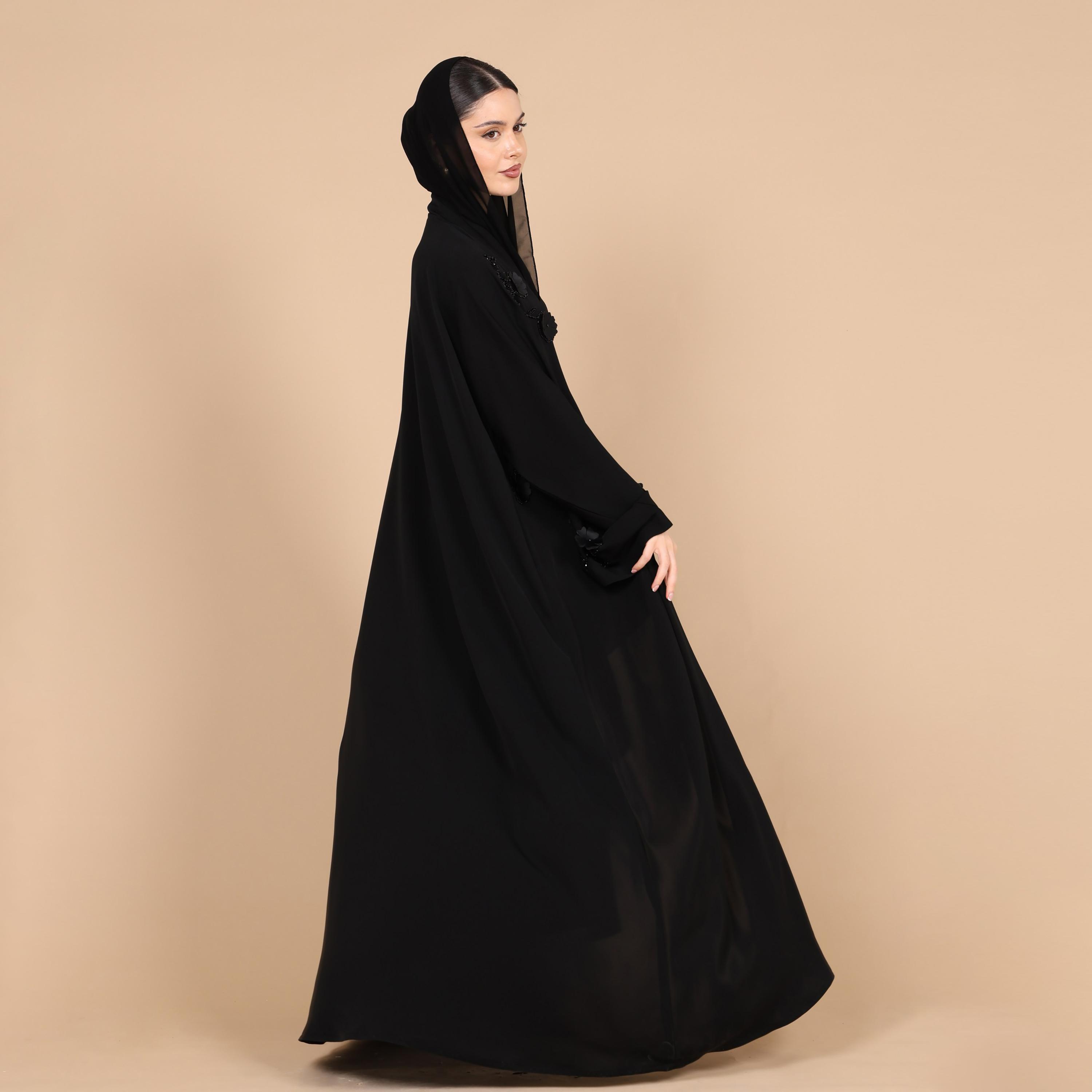 عباية للنساء من قماش النيدا مزينة بتطريز خرزي أسود مع أكمام واسعة ثلاثية الأبعاد ونقشة زهور مع حجاب من إككسا-women-arabicclothing-abayas-image-5