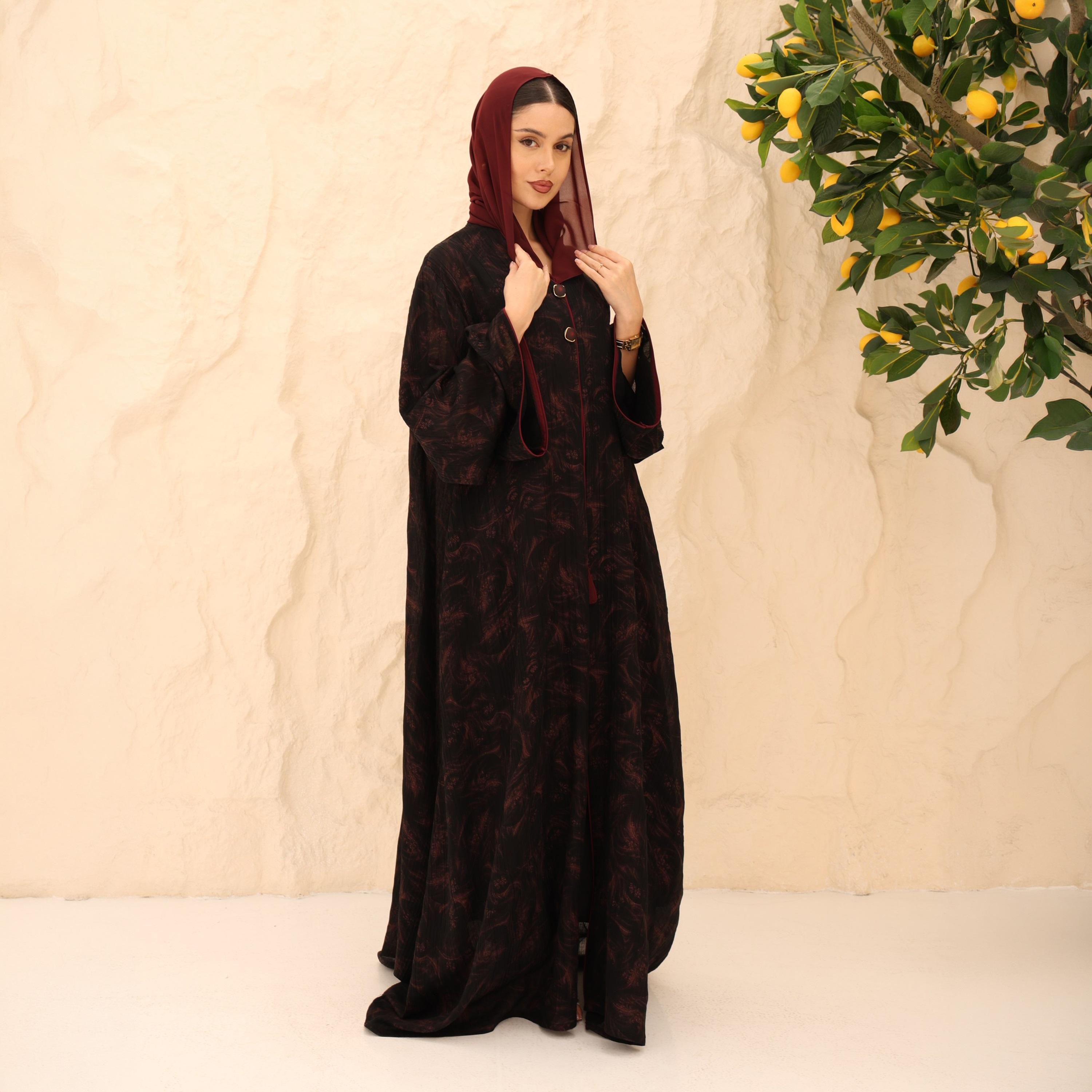 عباية للنساء من الشيفون برقاقات معدنية بطبعة تجريدية وأكمام واسعة مع حجاب من إككسا-women-arabicclothing-abayas-image-1