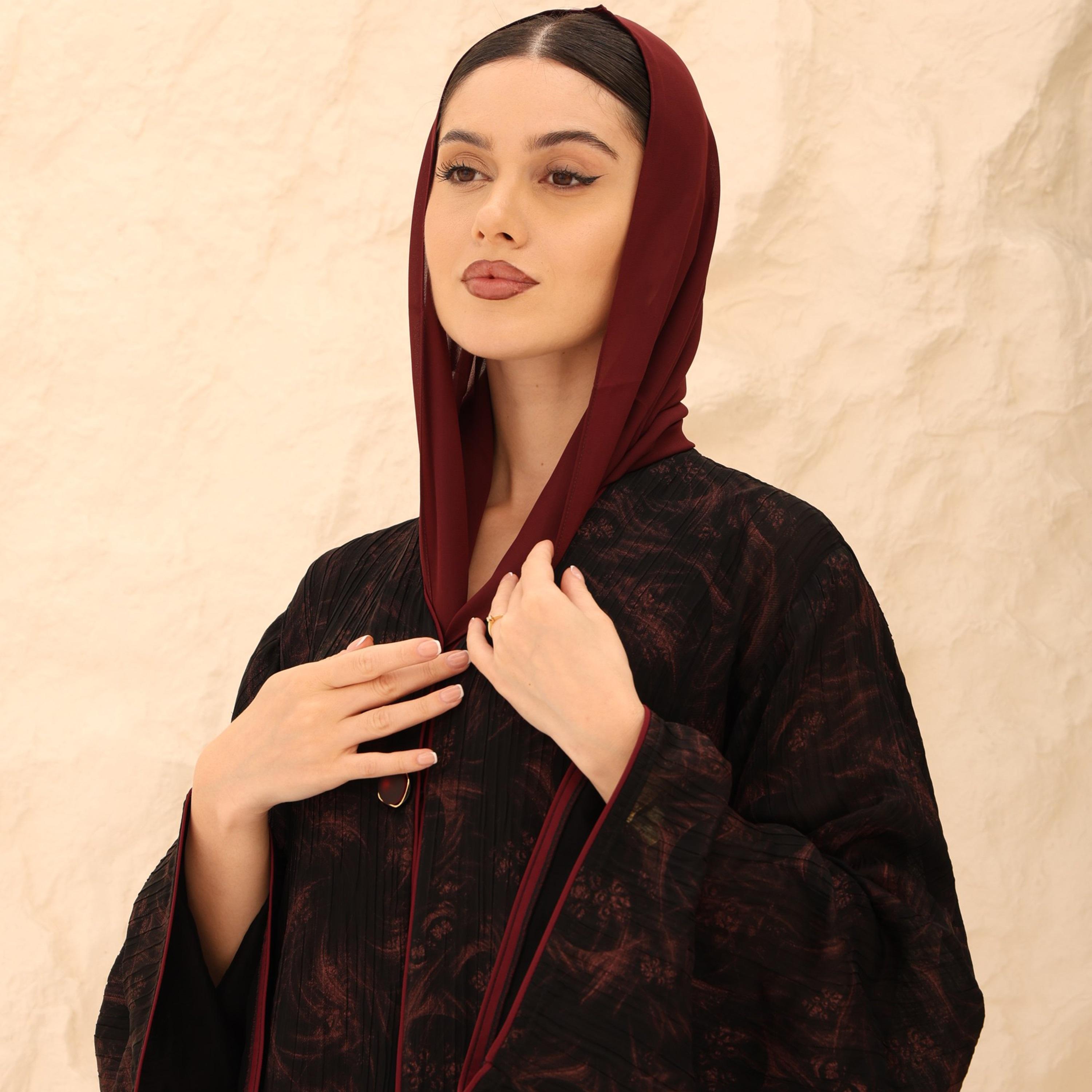 عباية للنساء من الشيفون برقاقات معدنية بطبعة تجريدية وأكمام واسعة مع حجاب من إككسا-women-arabicclothing-abayas-image-2