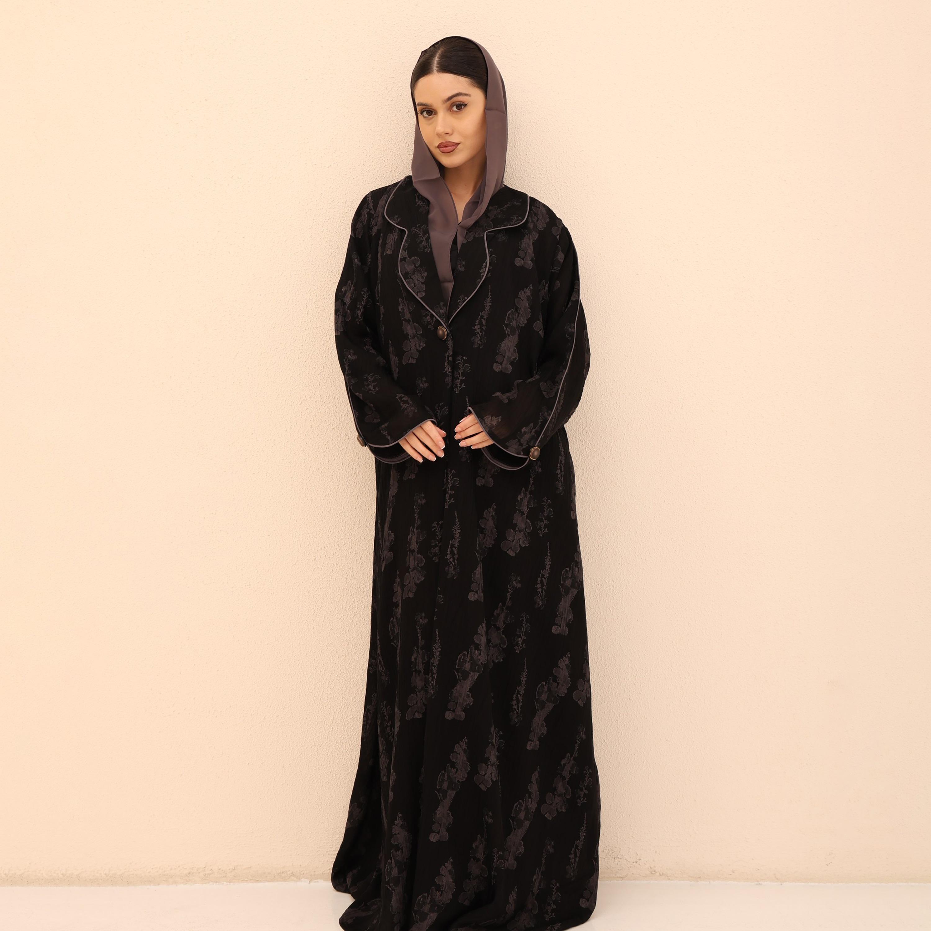 عباية للنساء من الجاكار بطبعة تجريدية وياقة مطوية مع حجاب من إككسا-women-arabicclothing-abayas-image-1