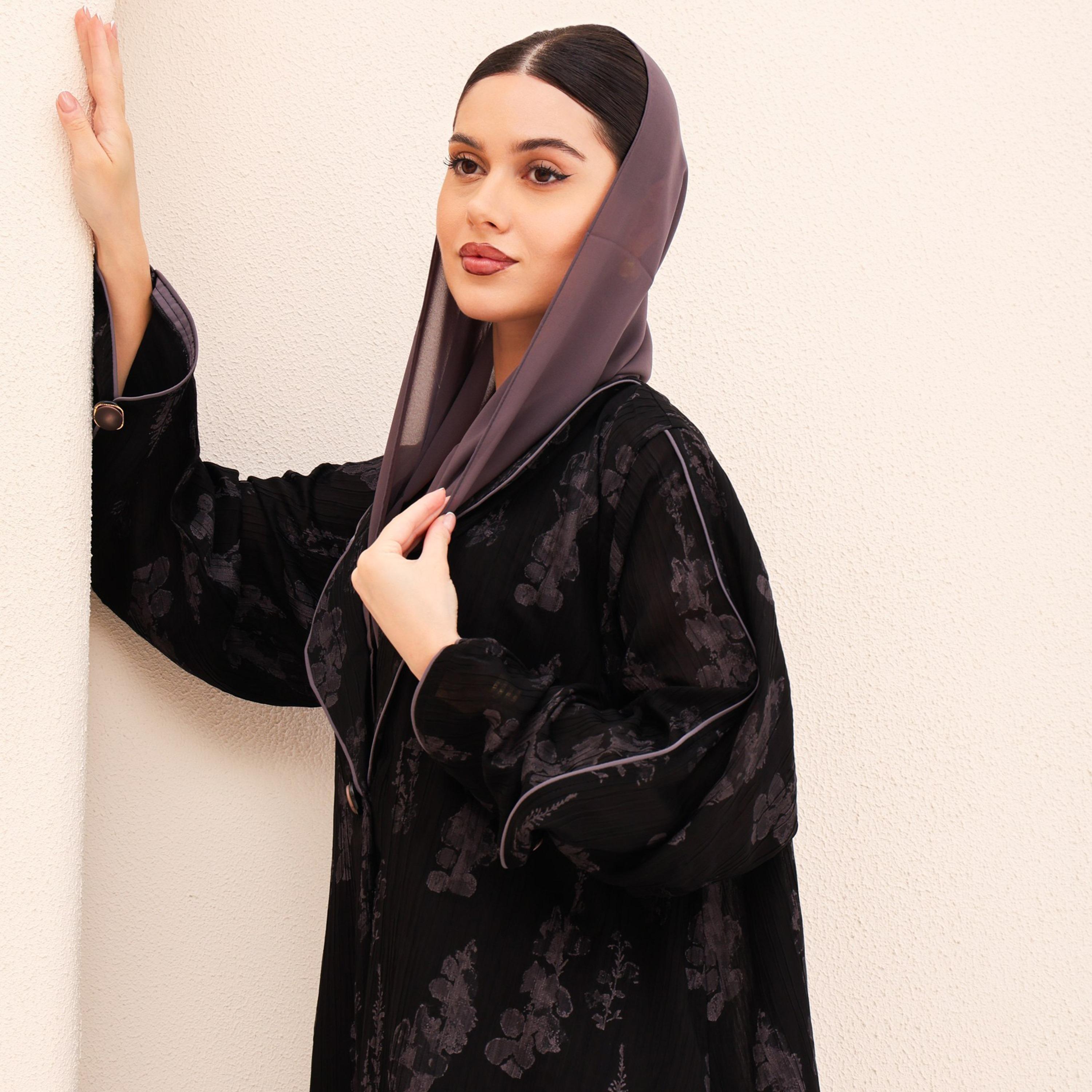 عباية للنساء من الجاكار بطبعة تجريدية وياقة مطوية مع حجاب من إككسا-women-arabicclothing-abayas-image-2