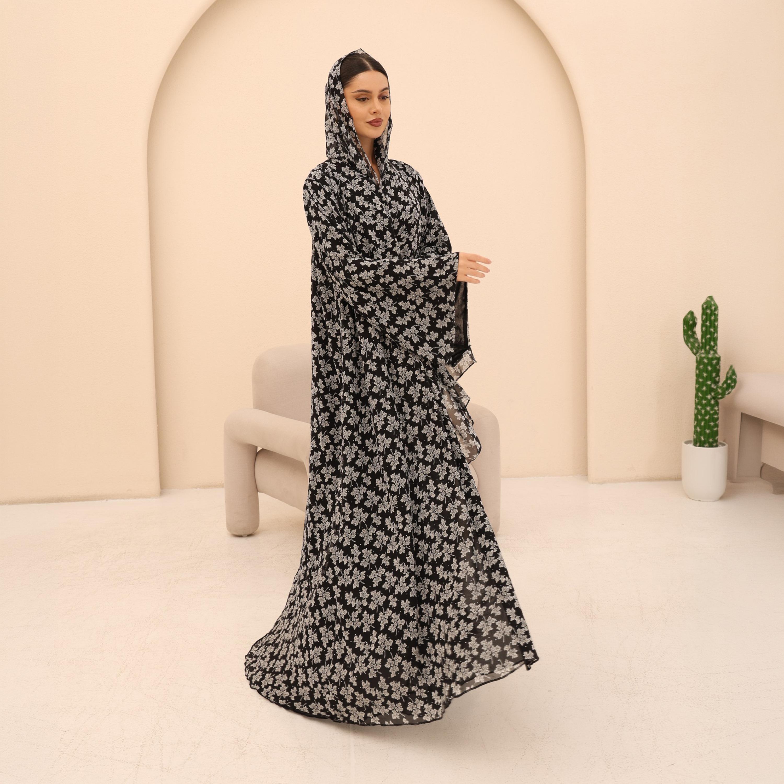 عباية للنساء من الشيفون باللون الأسود بطبعة زهور وأكمام واسعة مع حجاب من إككسا-women-arabicclothing-abayas-image-1
