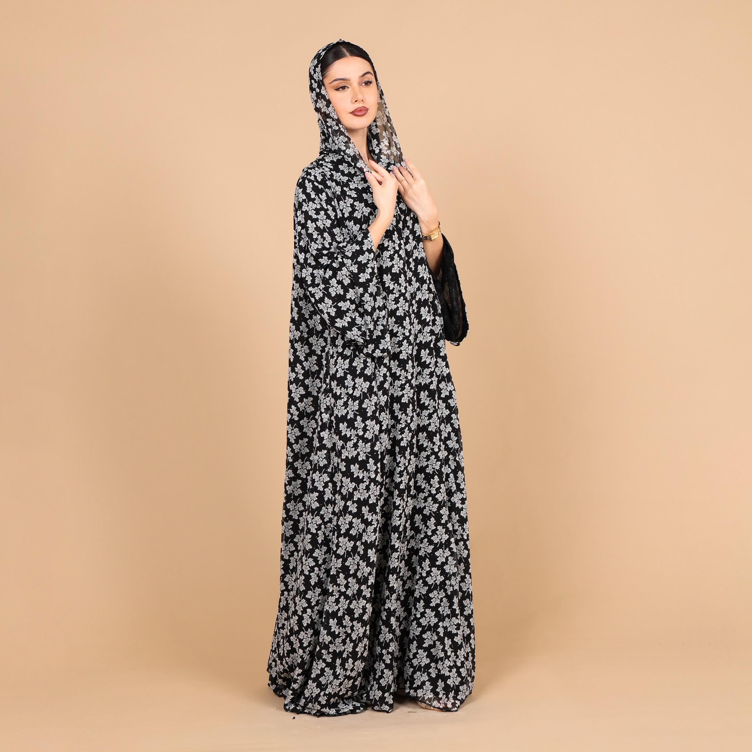 عباية للنساء من الشيفون باللون الأسود بطبعة زهور وأكمام واسعة مع حجاب من إككسا-women-arabicclothing-abayas-image-4