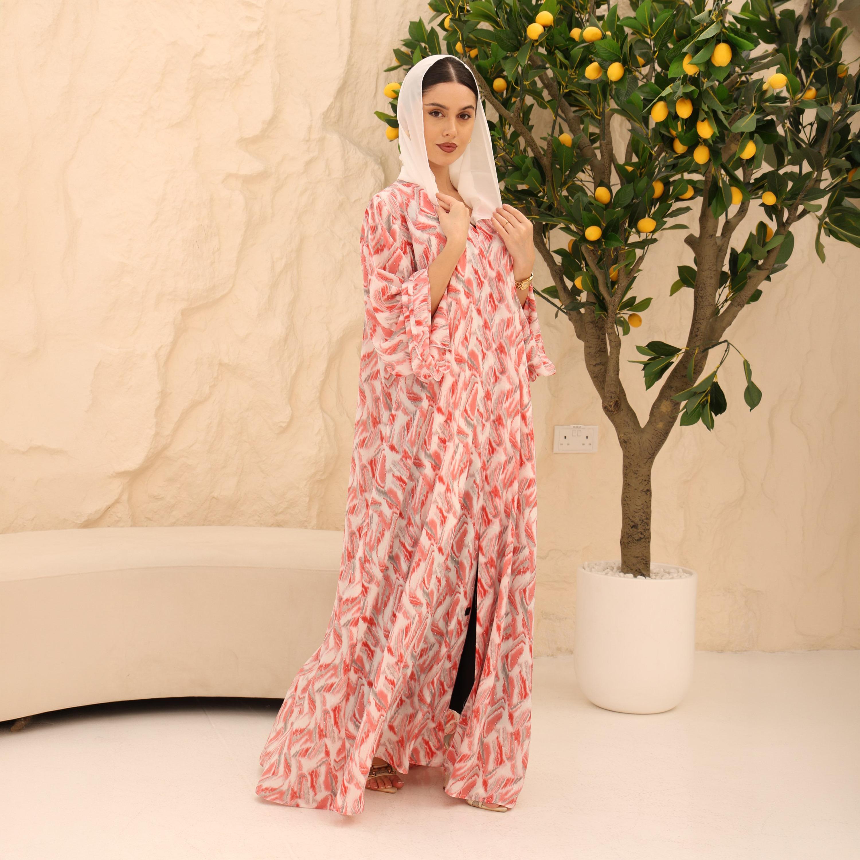 عباية للنساء من الجاكار باللون الوردي بطبعة تجريدية زاهية وأكمام واسعة مع حجاب من إككسا-women-arabicclothing-abayas-image-1