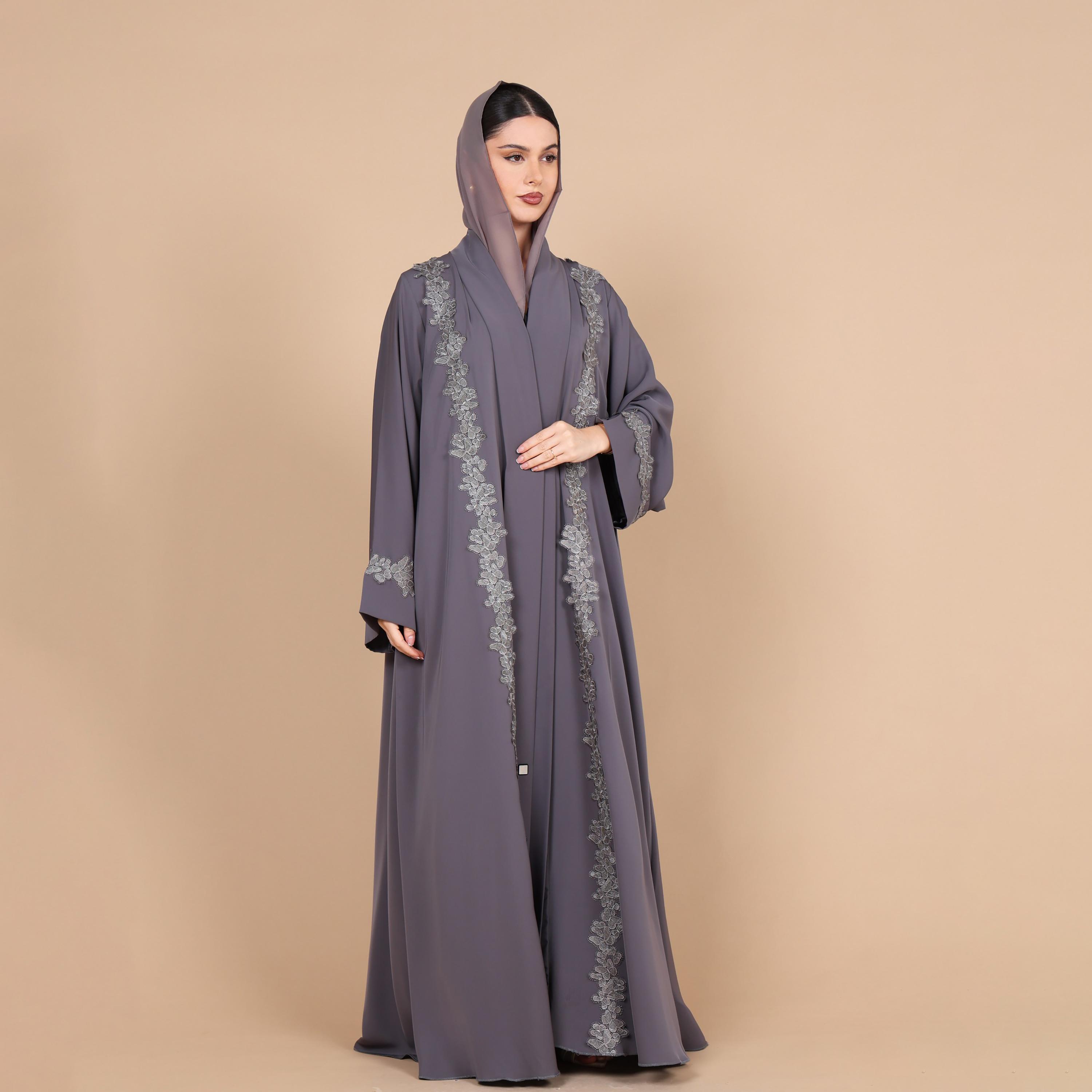 عباية للنساء من قماش النيدا باللون الرمادي مزينة بدانتيل مطرز بالزهور وأكمام واسعة مع حجاب من إككسا-women-arabicclothing-abayas-image-1