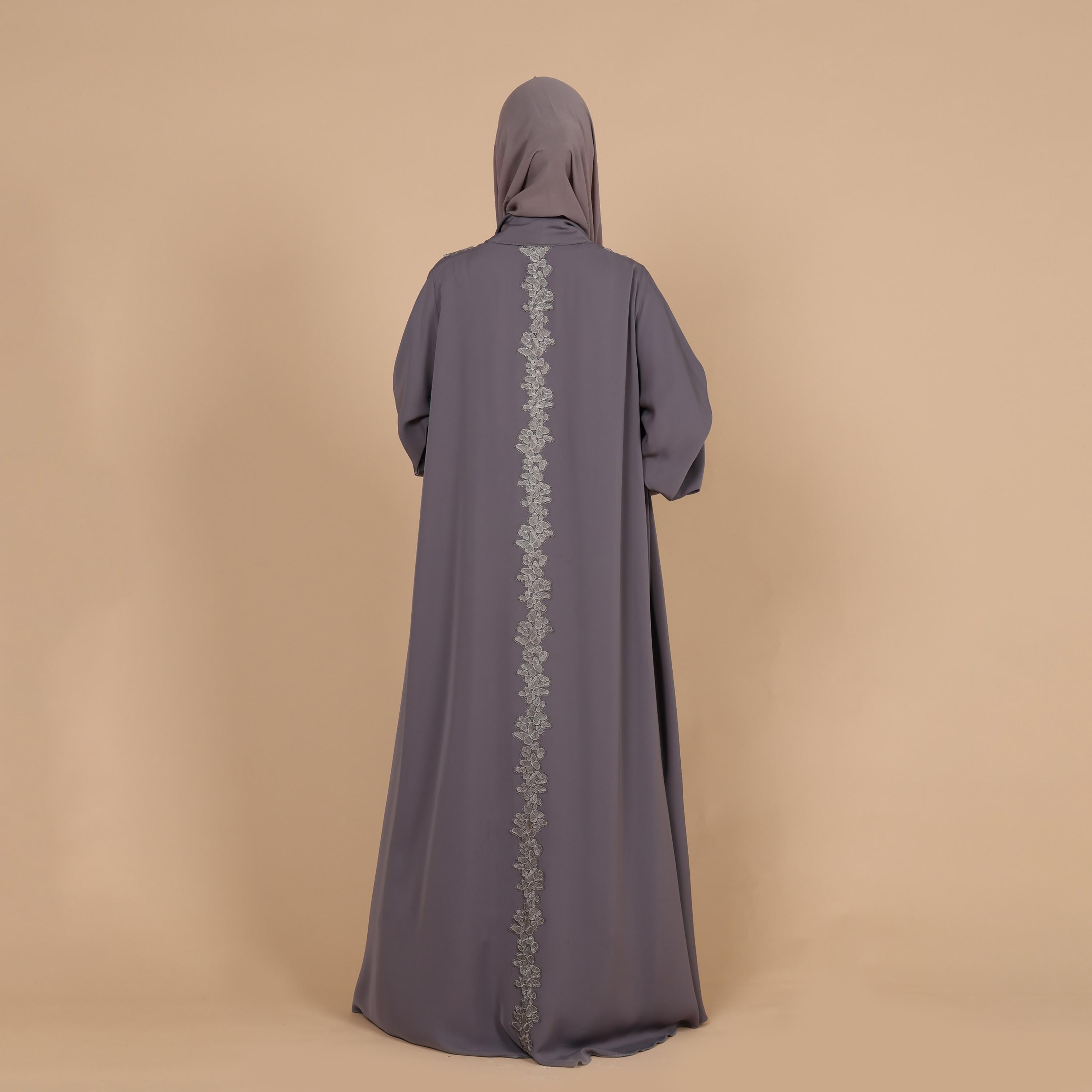 عباية للنساء من قماش النيدا باللون الرمادي مزينة بدانتيل مطرز بالزهور وأكمام واسعة مع حجاب من إككسا-women-arabicclothing-abayas-image-5