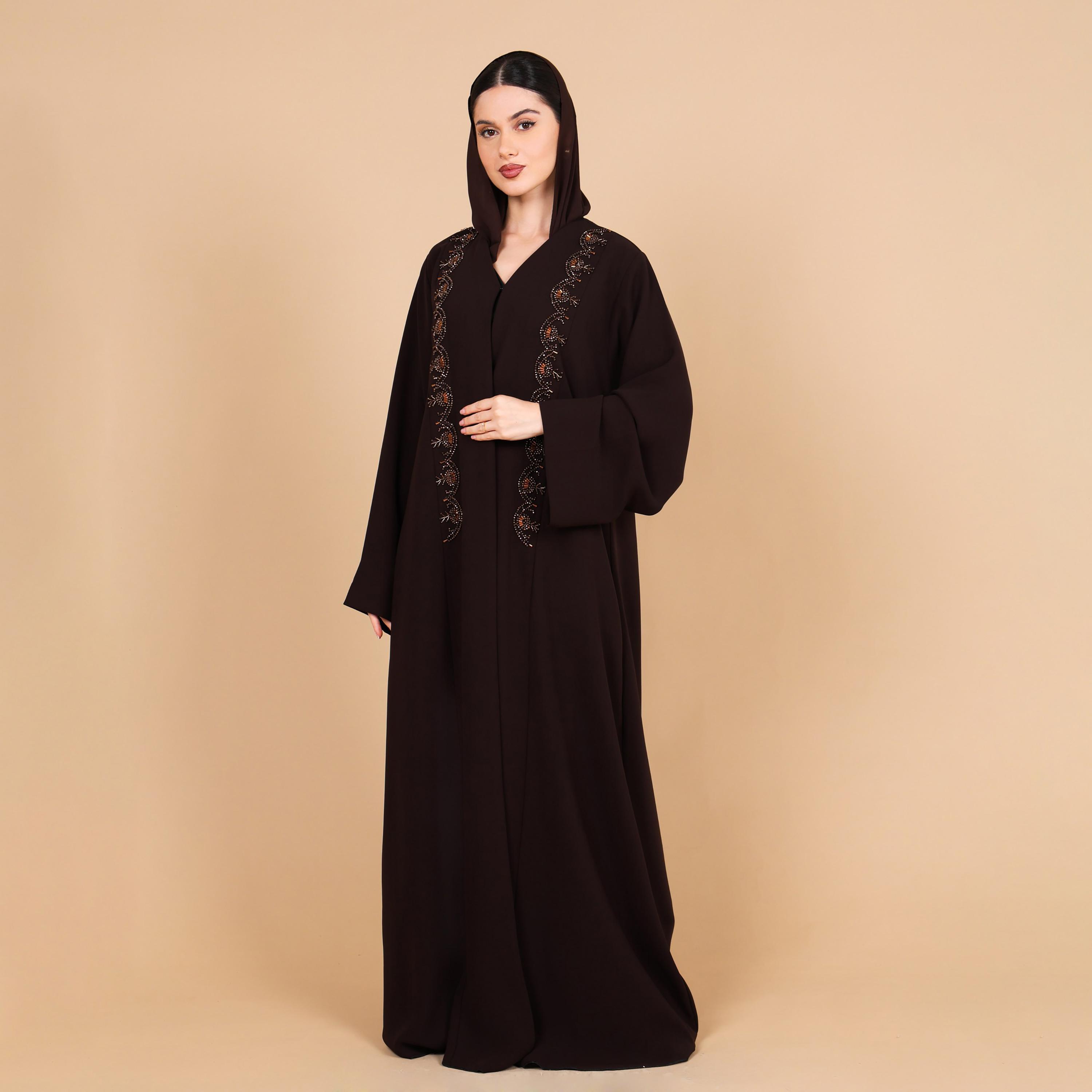عباية للنساء من الكريب باللون البني مزينة بتطريز خرزي من الأمام مع أكمام واسعة وحجاب من إككسا-women-arabicclothing-abayas-image-4