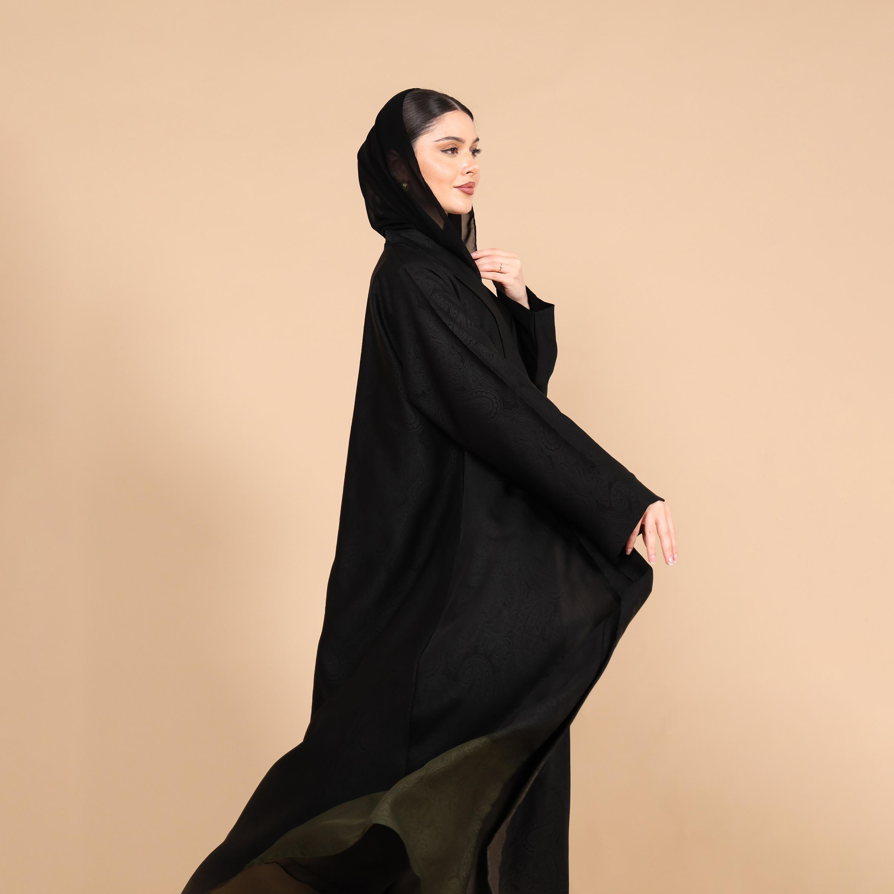 عباية للنساء بطبعة بيزلي وحافة متدرجة اللون (أومبري) مع حجاب من إككسا-women-arabicclothing-abayas-image-2
