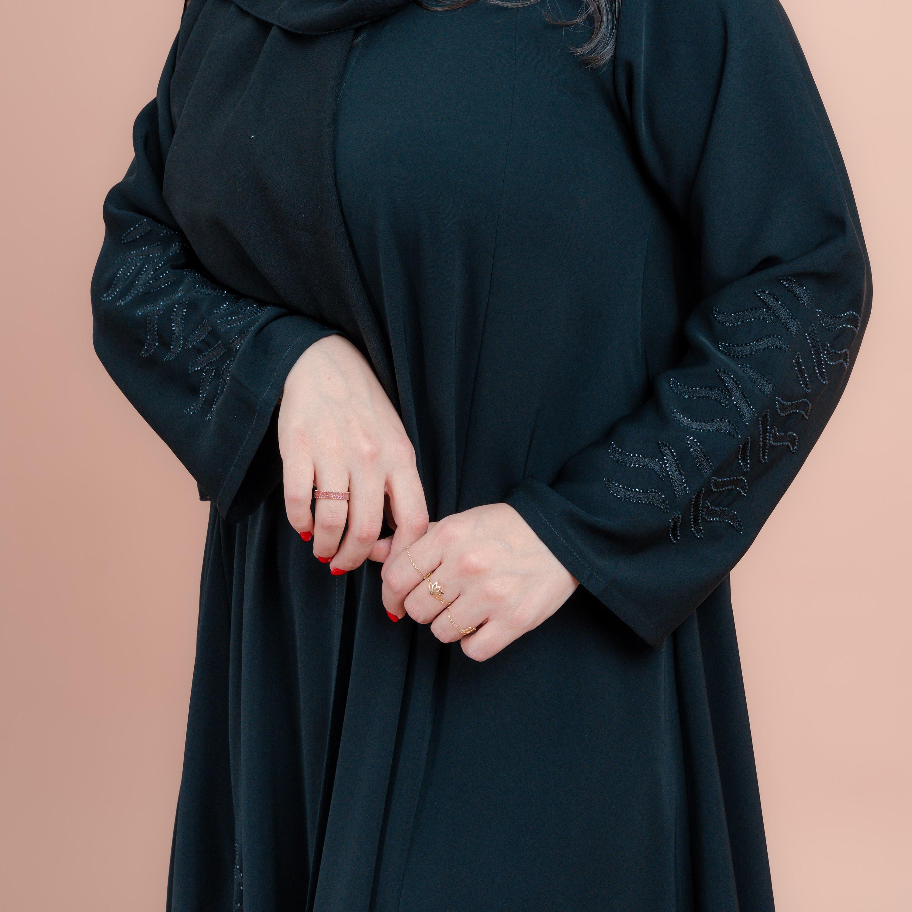 عباية إماراتية باللون الأسود مطرزة بالكريستال مع حجاب للنساء من اي كيه كيه اكس ايه-women-arabicclothing-abayas-image-2