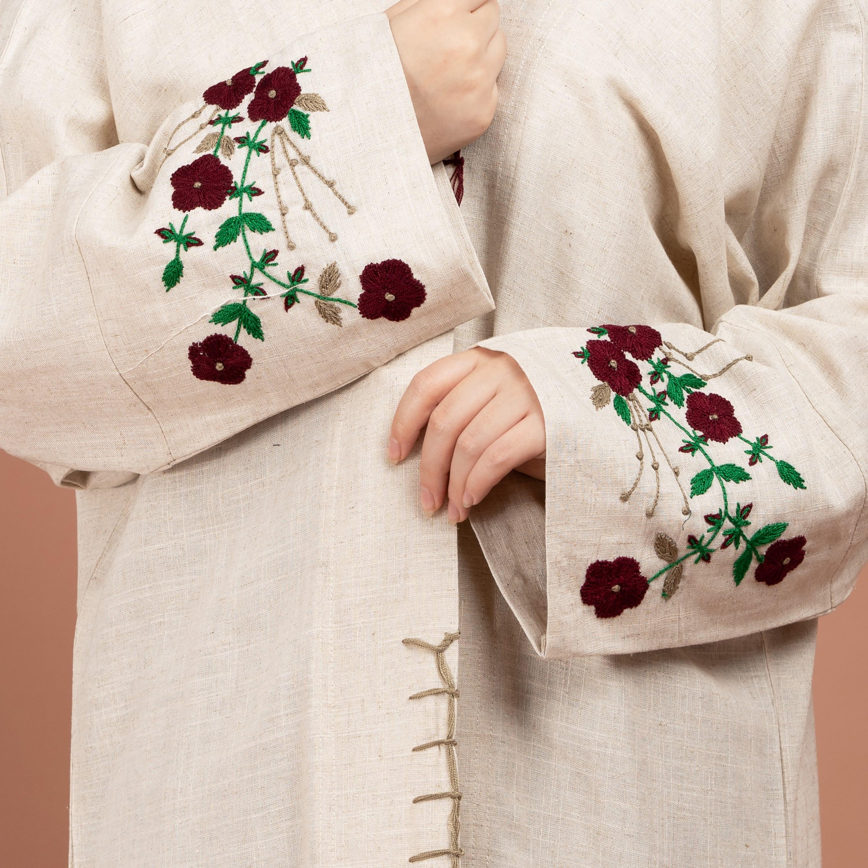 عباية كتان بأكمام مطرزة يدوياً باللون البيج مع الحجاب من إيككسا-women-arabicclothing-abayas-image-2